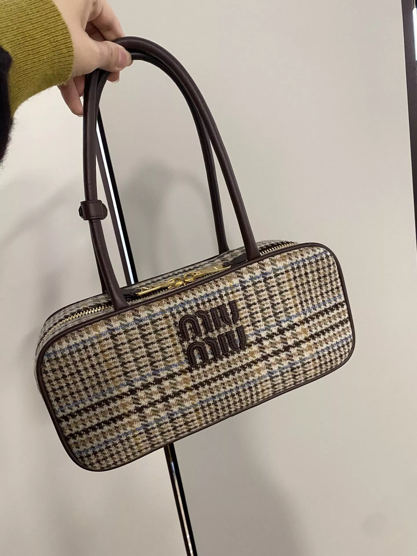 Miu Miu｜BEAU 保齡球包・可可棕千鳥格呢 5BB173 28cm