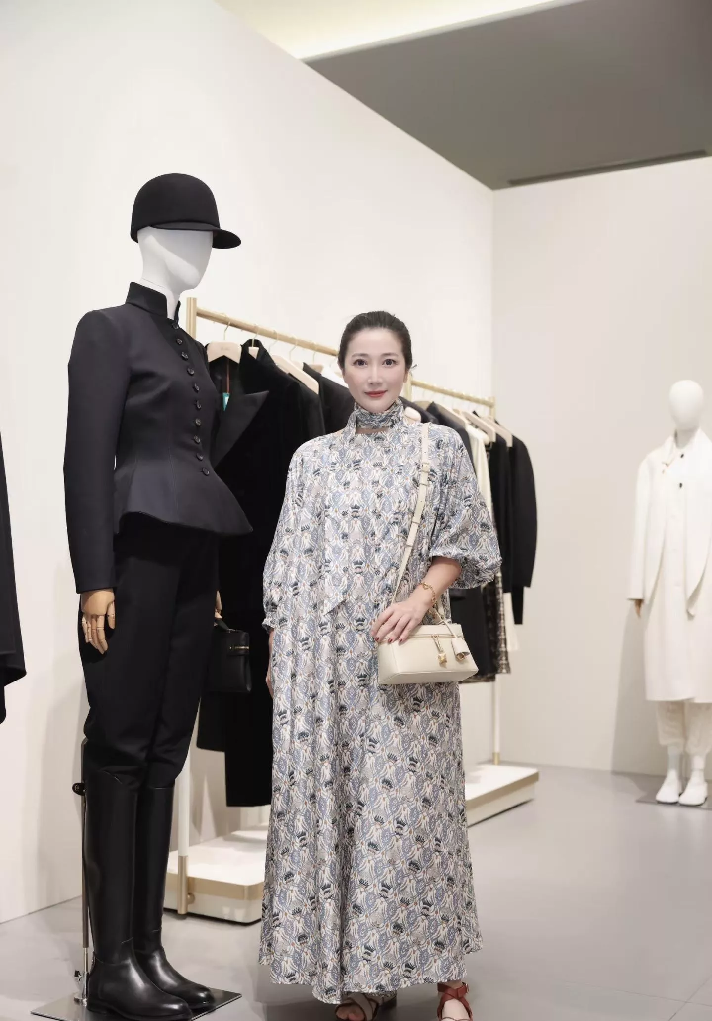 Loro Piana 平紋 Extra Bag L23 手袋 奶昔白 牛皮革高級質感可手提斜挎（23×12×7cm）