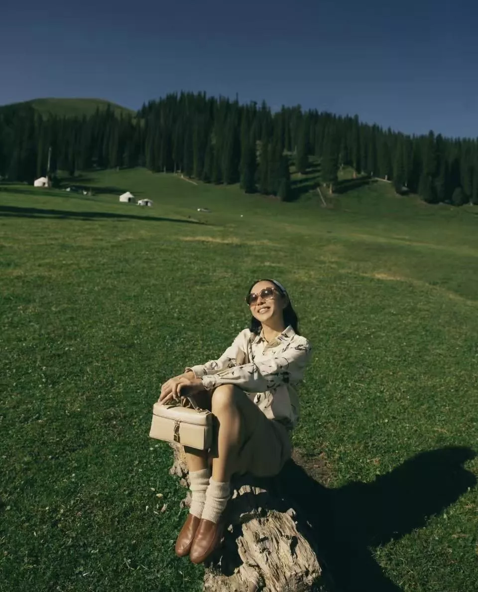 Loro Piana 平紋 Extra Bag L23 手袋 乳香色 牛皮革高級質感可手提斜挎（23×12×7cm）