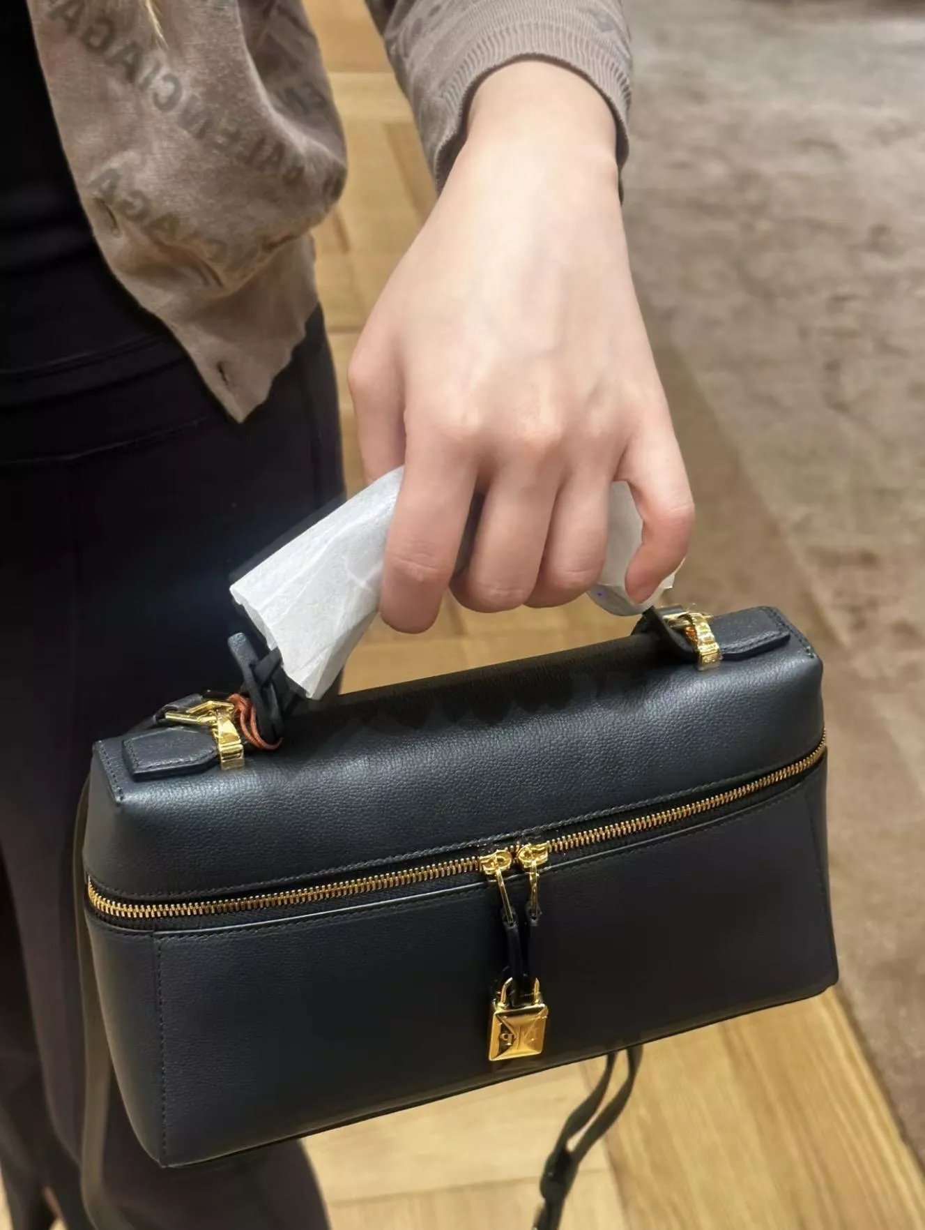 Loro Piana Extra Bag L23 手袋 荔枝紋黑色 Saddle Leather（23×12cm）