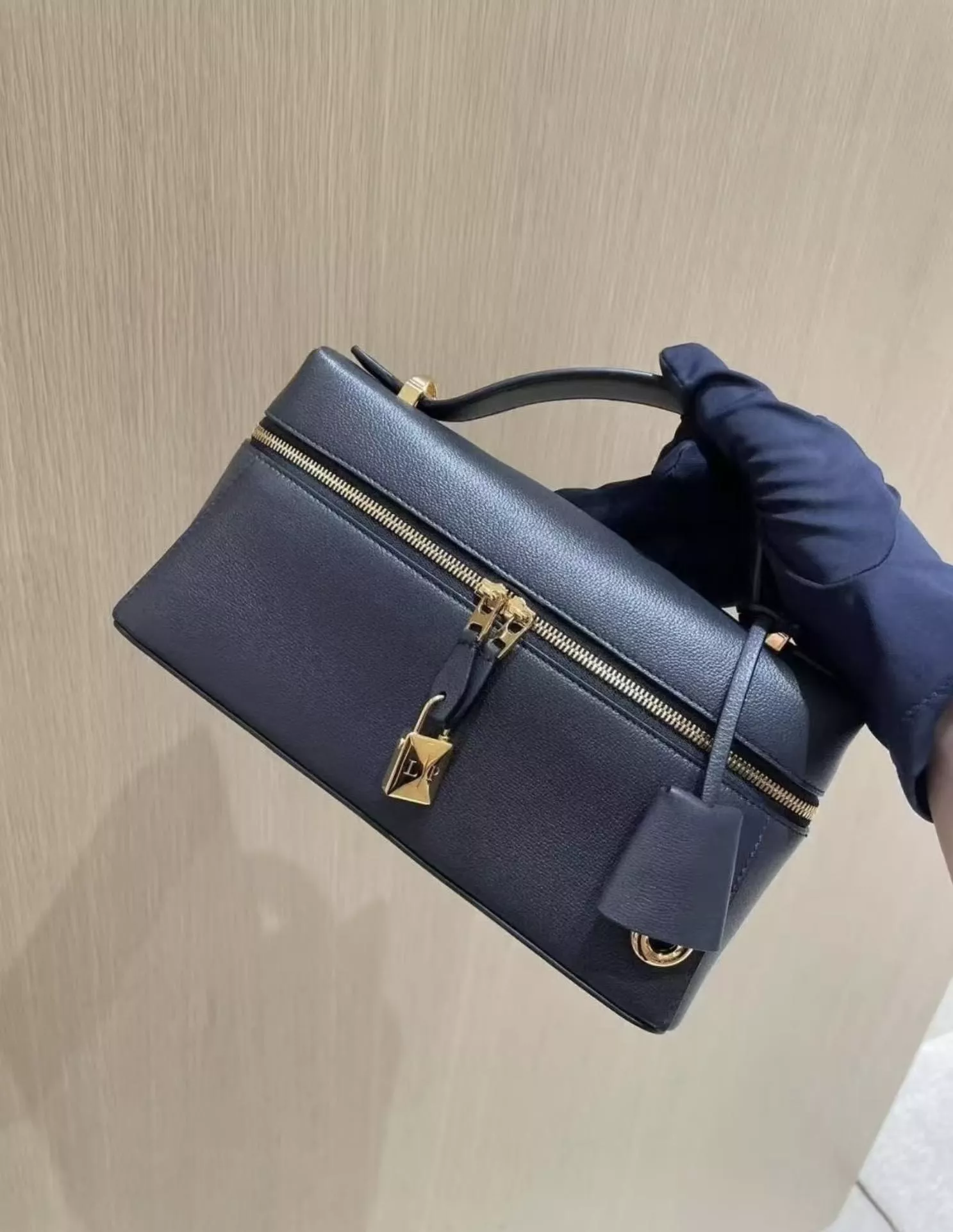 Loro Piana Extra Bag L23 手袋 荔枝紋/海軍藍 Saddle Leather（23×12cm）