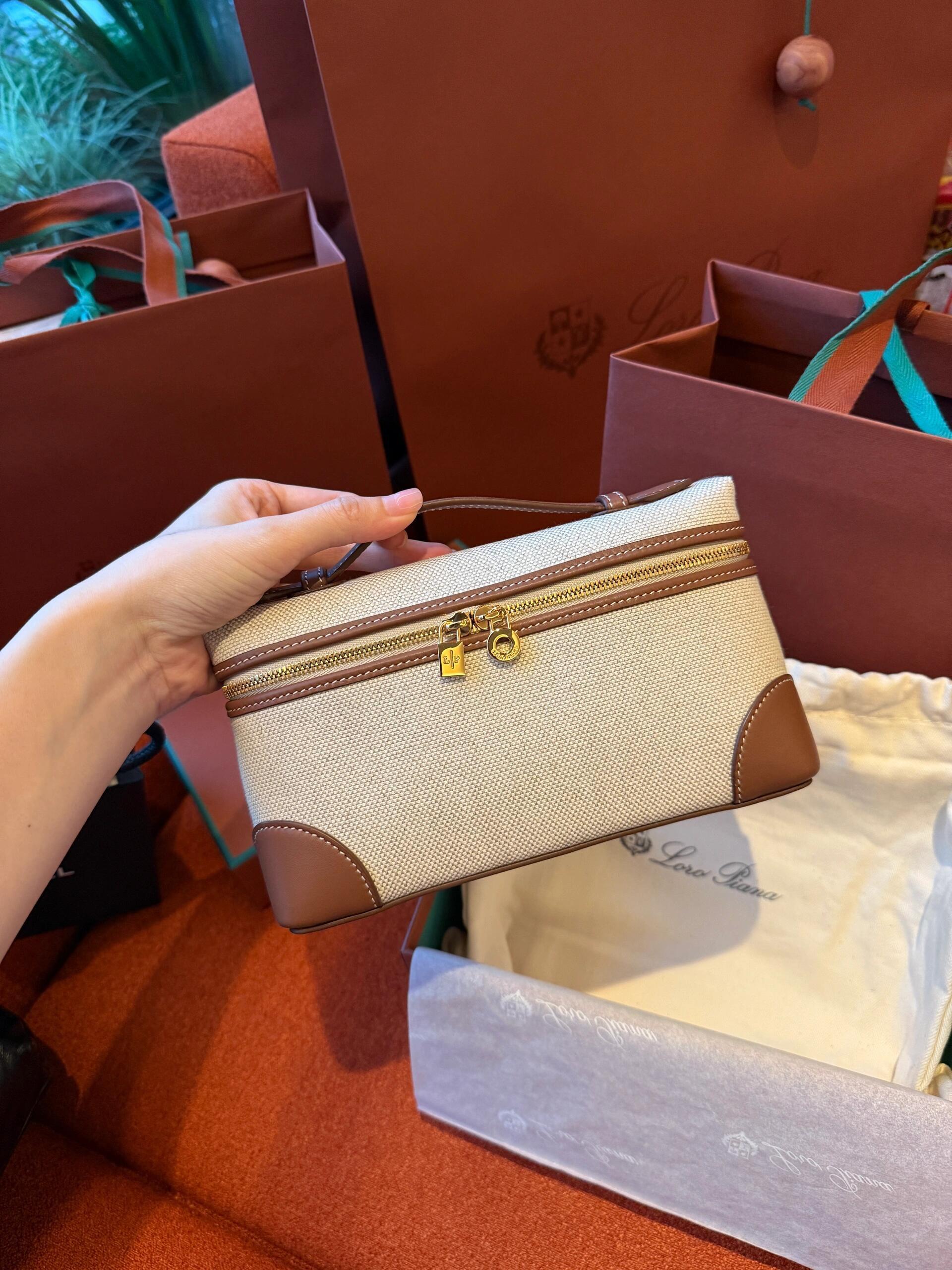 Loro Piana Extra Pocket L19 手袋｜自然帆布拼焦糖皮革混紡質感小包