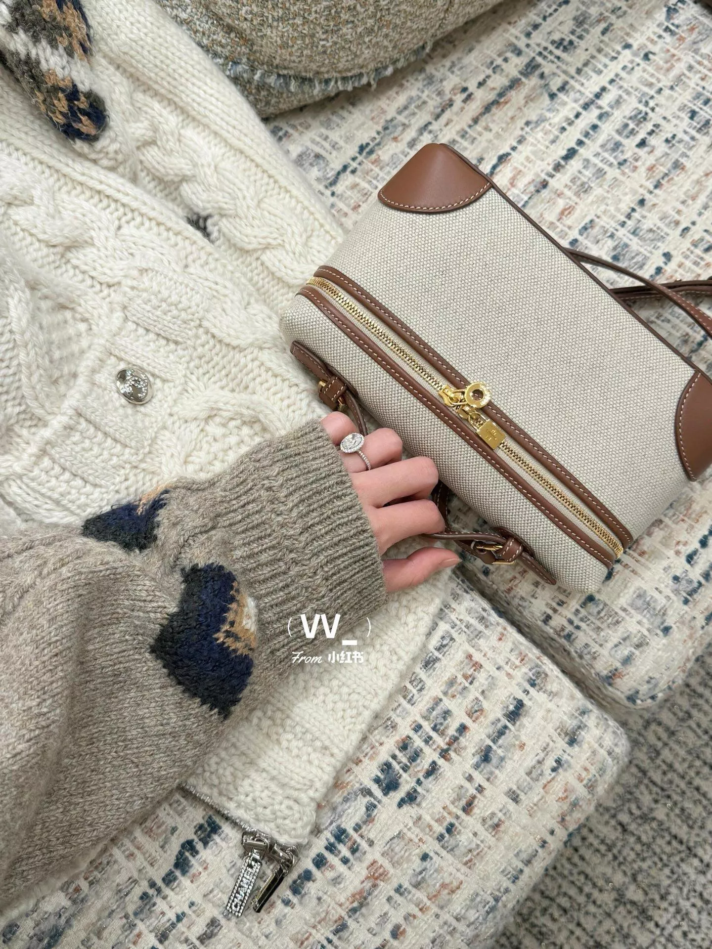 Loro Piana Extra Pocket L19 手袋｜自然帆布拼焦糖皮革 混紡質感小包（19×11×6.5cm）