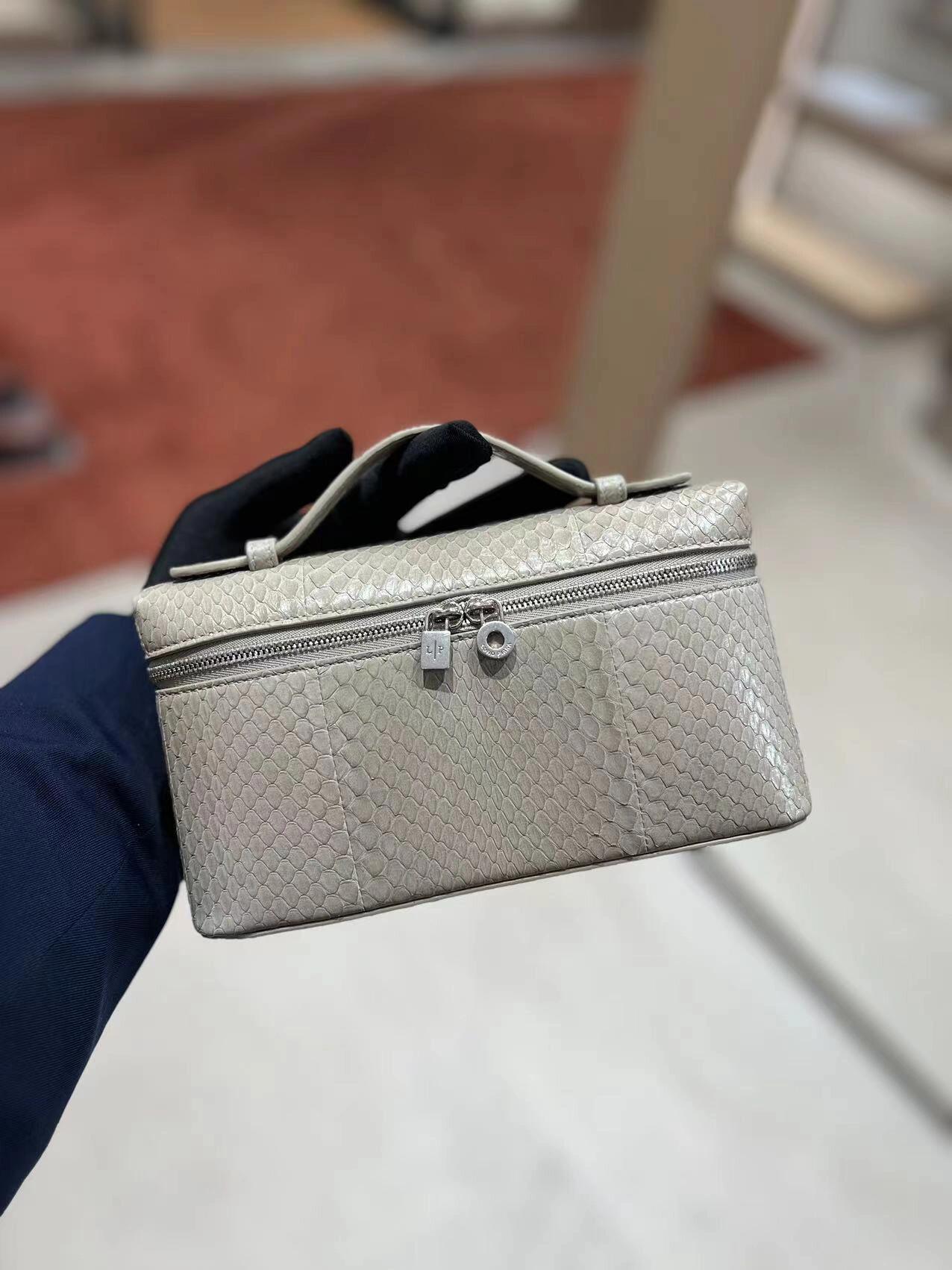 Loro Piana Extra Pocket L19 手袋｜香檳銀水蛇皮奢華限定款（19×11