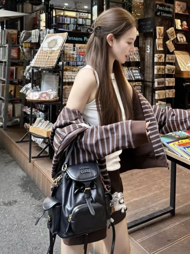 Miu Miu 牛皮革雙肩包 小號 黑色（22×18×11.5cm｜型號5BZ043）