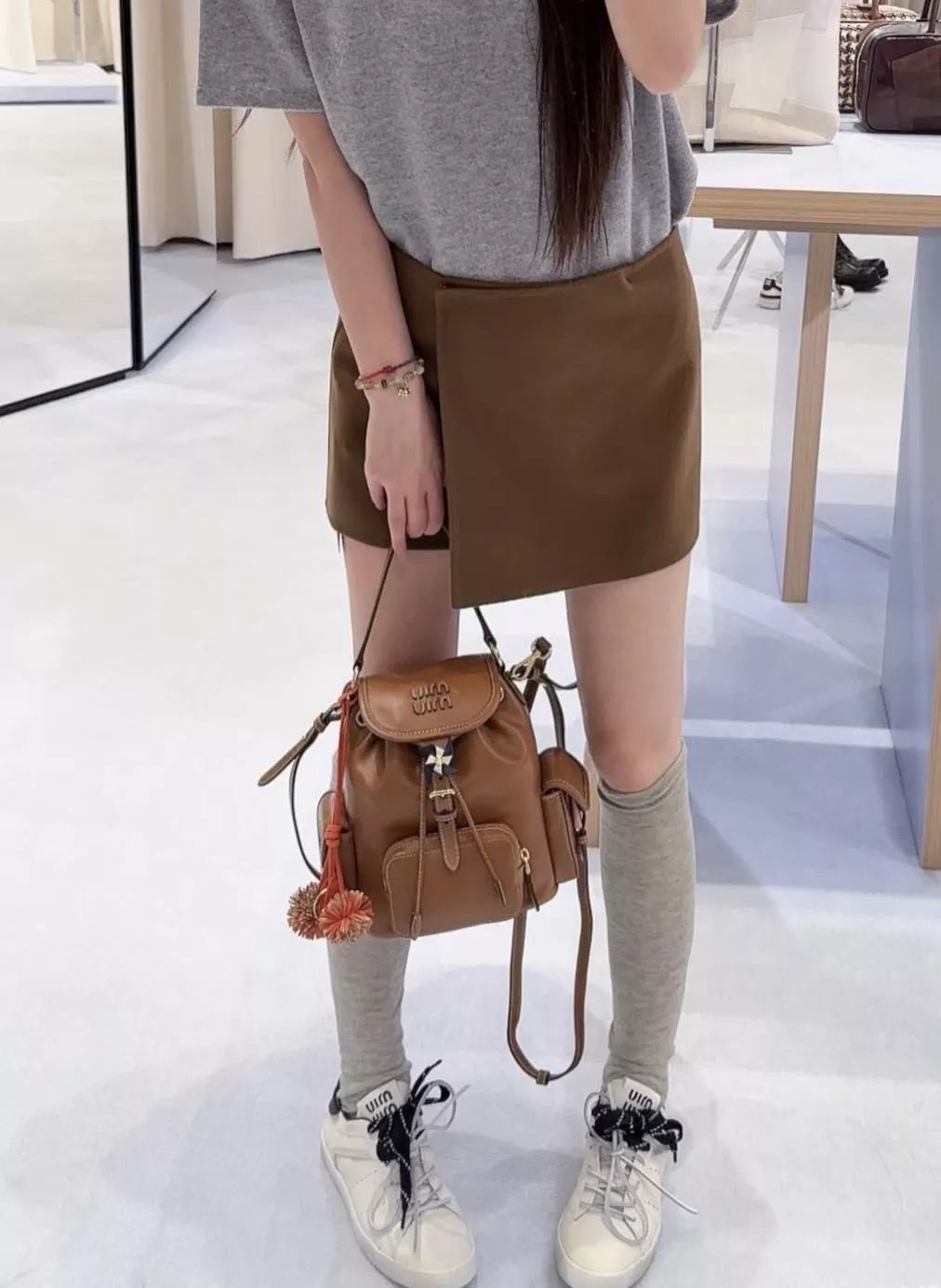 MIUMIU 牛皮革雙肩包 小號｜干邑色 校園風多口袋設計（22×18×11.5cm｜型號5BZ043）