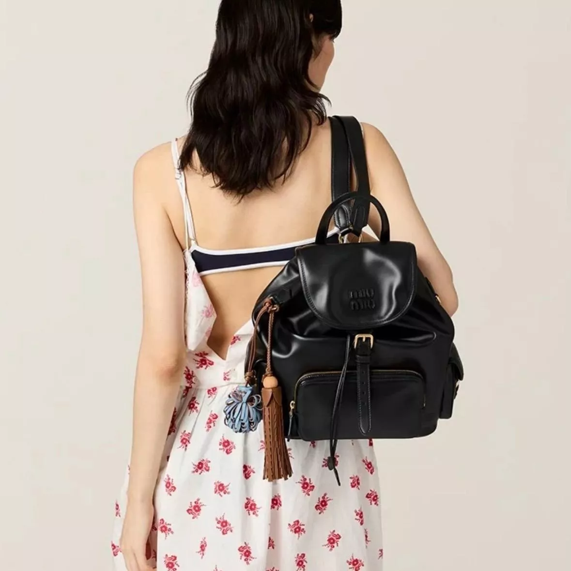 𝐌𝐈𝐔 𝐌𝐈𝐔 牛皮革雙肩包・大號 黑色｜5BZ042｜25×29.5×12.5cm