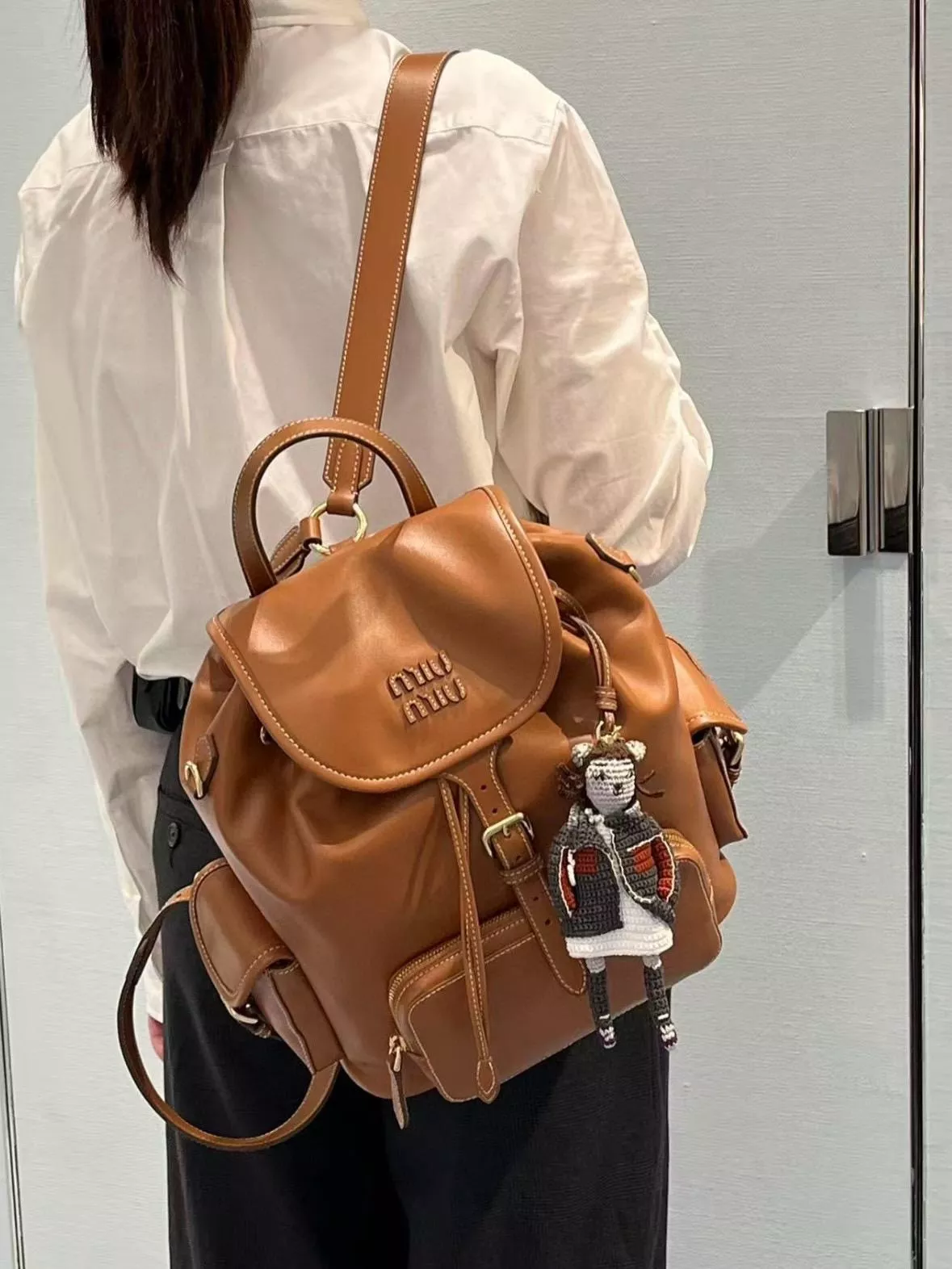 𝐌𝐈𝐔 𝐌𝐈𝐔 牛皮革雙肩包・大號 干邑色｜5BZ042｜25×29.5×12.5cm