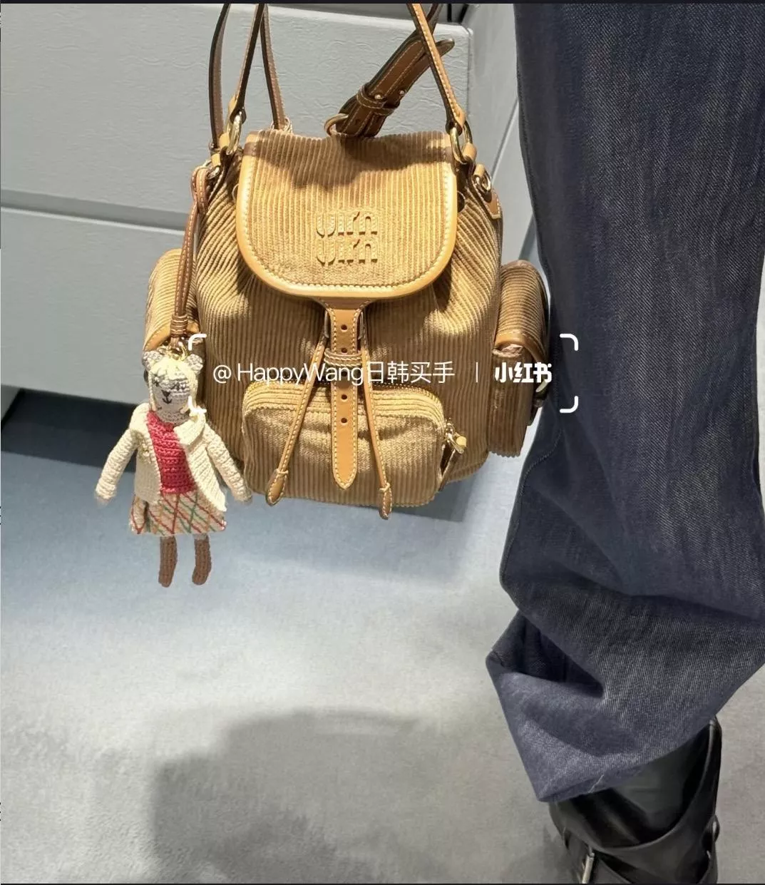 季節款｜Miumiu 燈芯絨雙肩包（小號）・咖棕色｜22×18×11.5cm 5BZ043