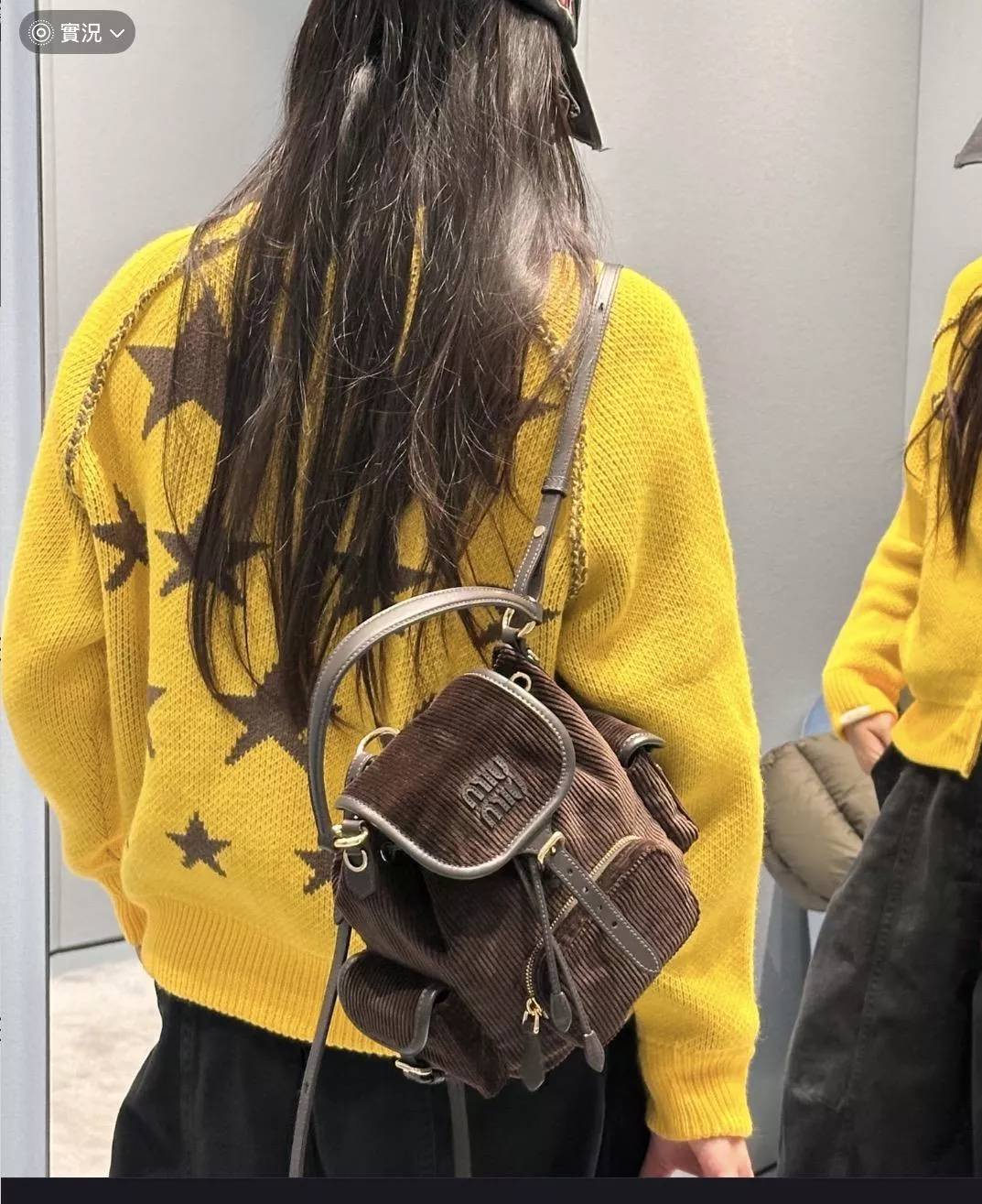 季節款｜Miumiu 燈芯絨雙肩包（小號）・烏木色｜22×18×11.5cm 5BZ043