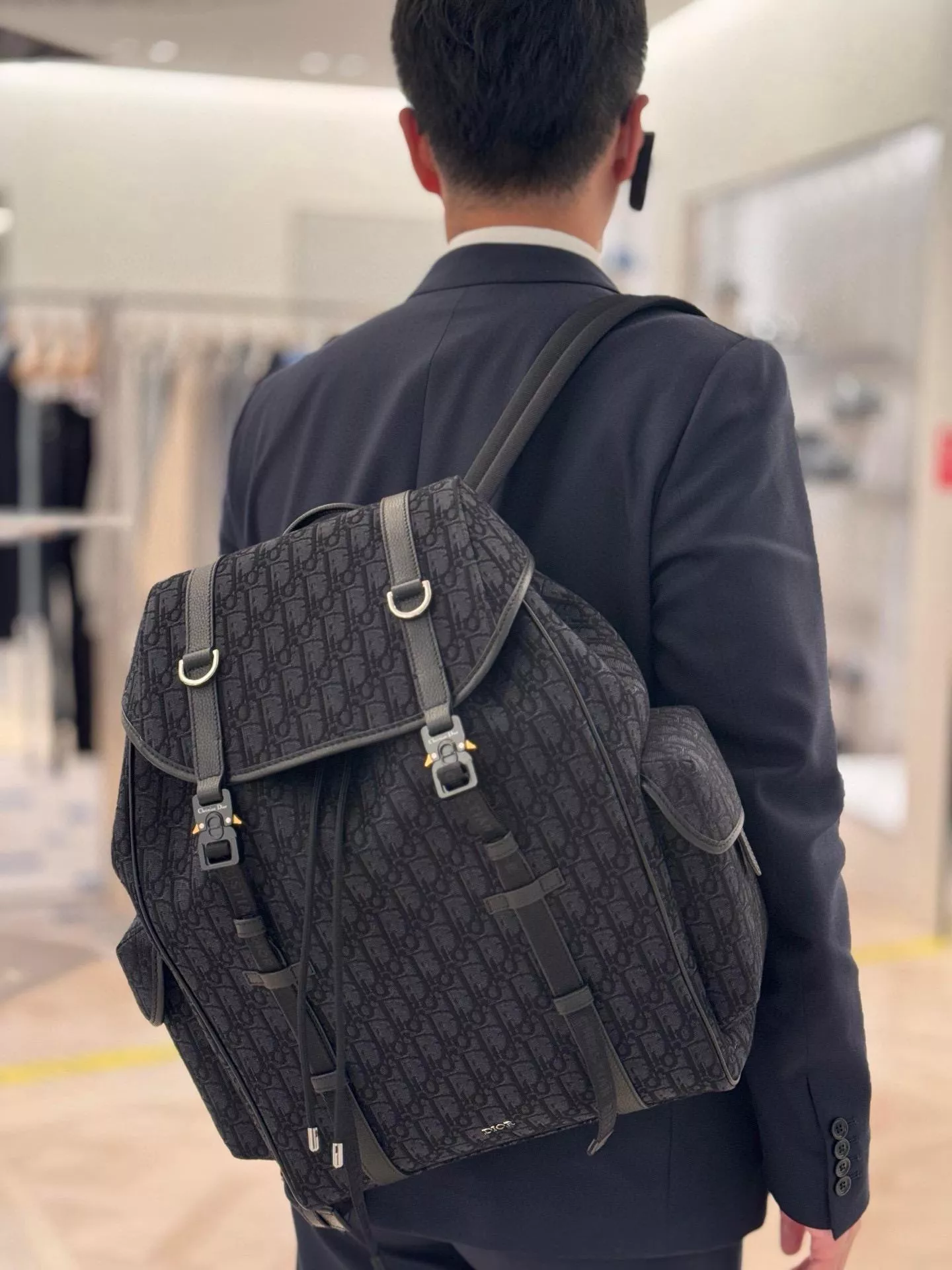 DIOR 老花翻蓋刺繡雙肩背包・黑色｜43×43×18cm