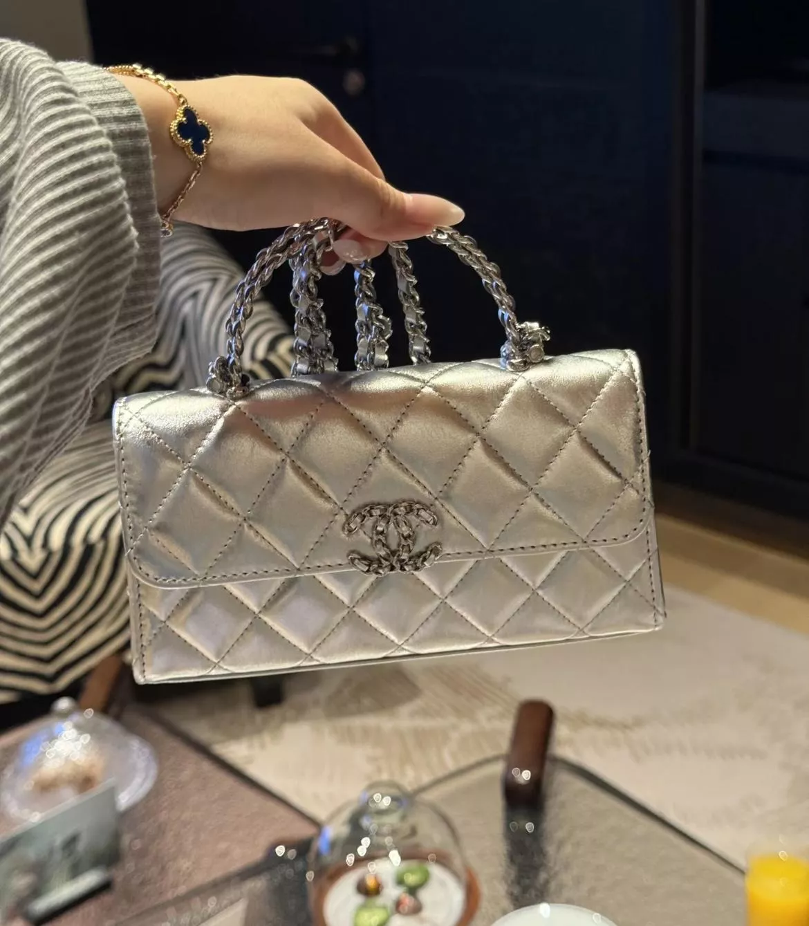 CHANEL 25s Mini Kelly・金屬銀牛皮｜交叉手柄款｜10×18×4.5cm