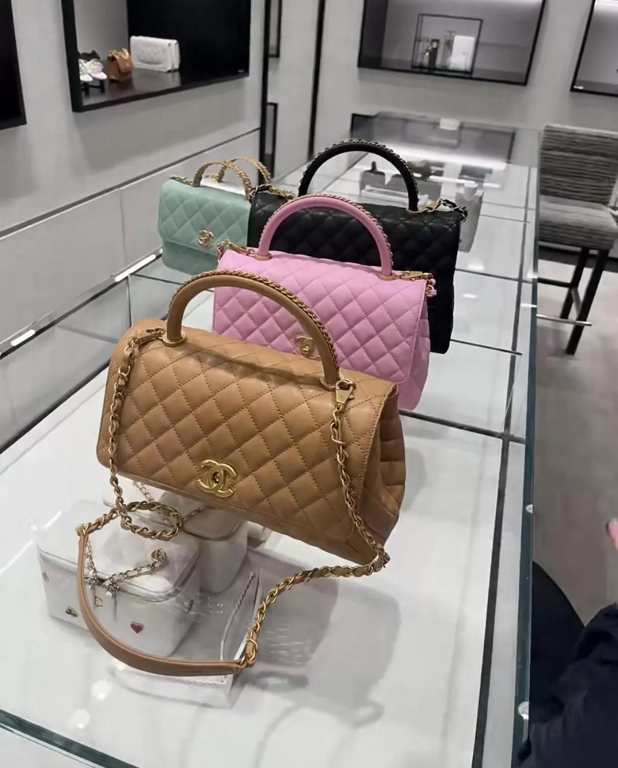 Coco Handle（中號）· 魚子醬牛皮/焦糖色｜18 × 29 × 12 cm