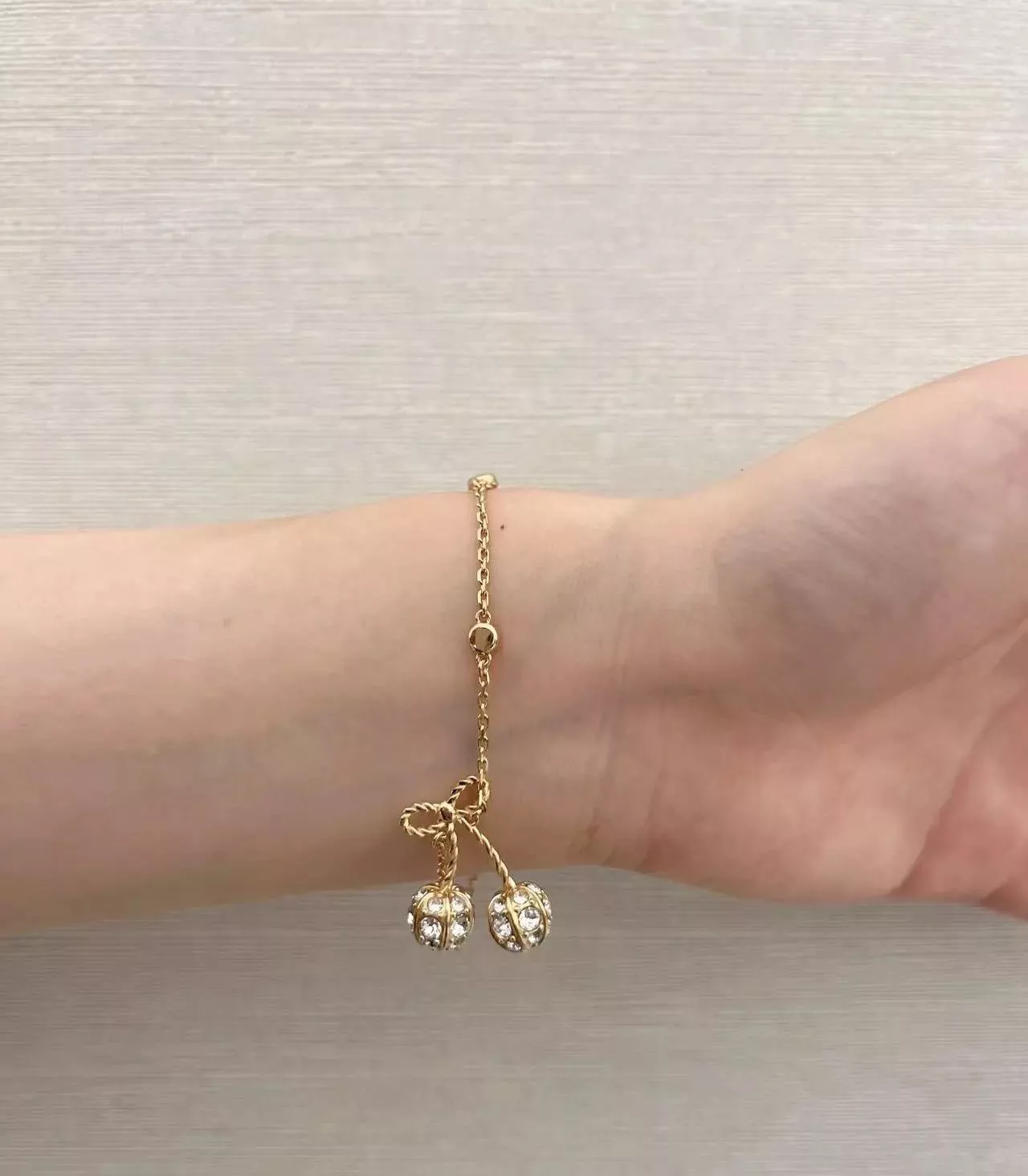 VALENTINO 滿鑽櫻桃項鍊/手鏈｜復古金×立體櫻桃設計