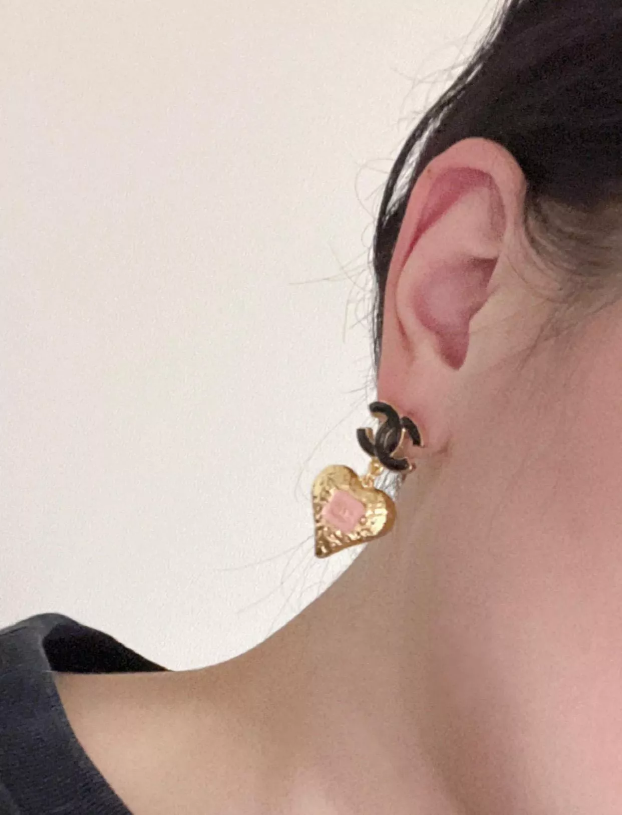 23K 熔岩系列 珐瑯雙C熔岩愛心耳環｜金＋黑／金＋粉】秋冬人氣款・日常精緻感必收