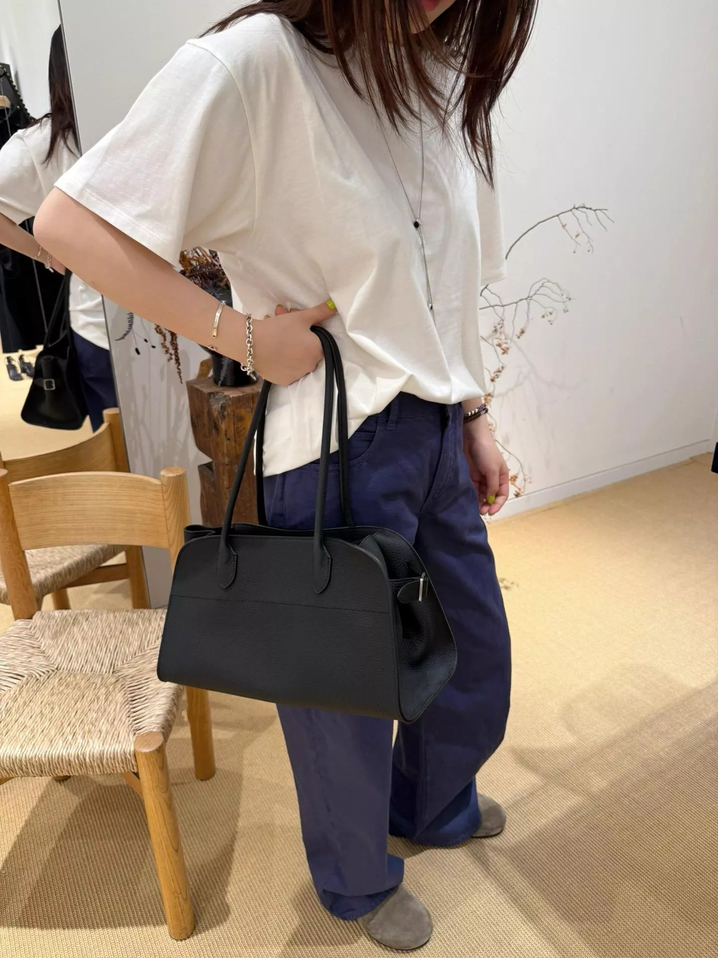 The Row 【黑色荔枝皮革 Margaux Shoulder 12】簡約低調奢華款