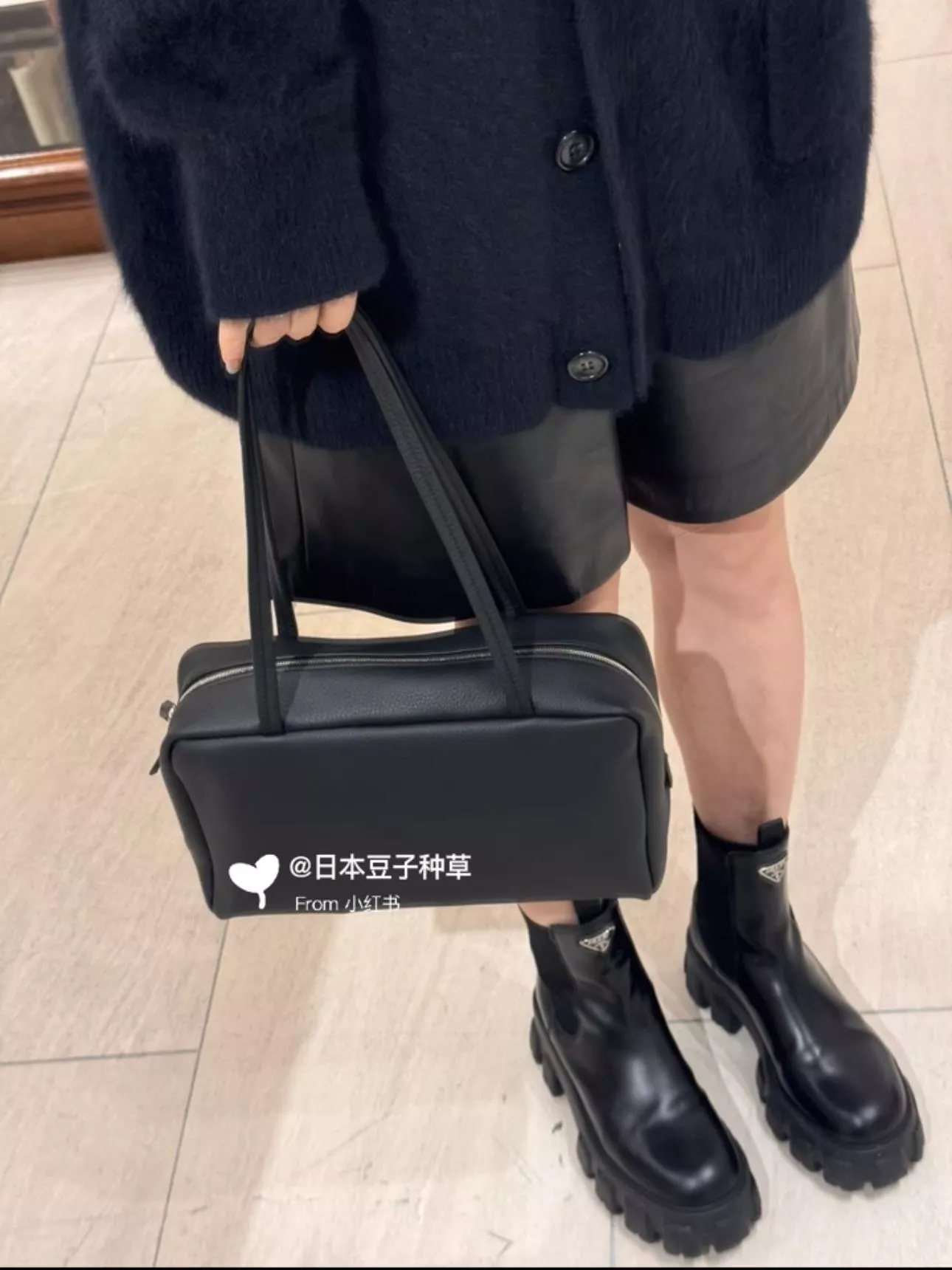 The Row 黑色荔枝皮革 Astra Bowling 保齡球包｜柔軟粒面皮革・低調通勤包・無Logo極簡風