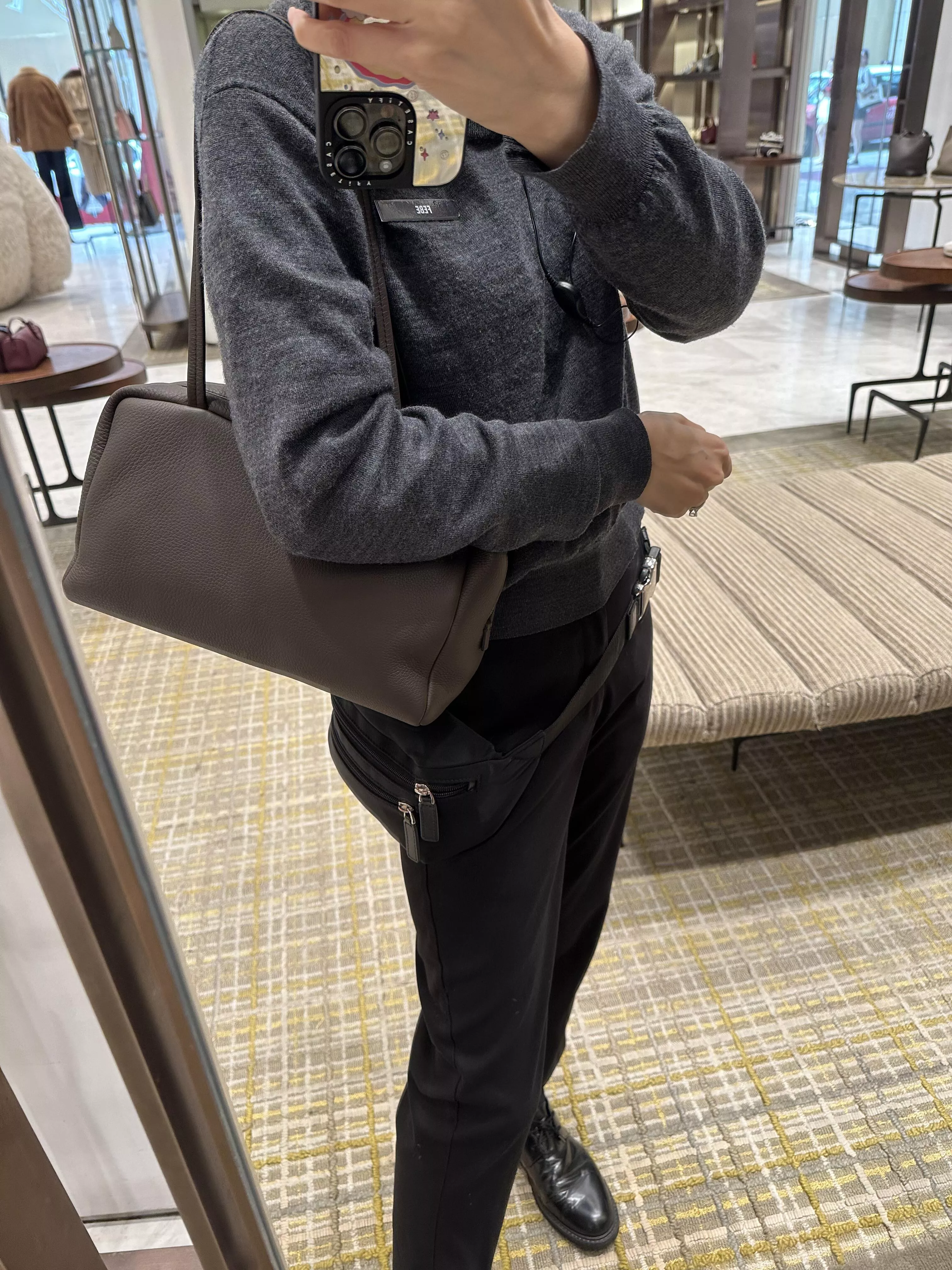 The Row 深棕色荔枝皮革 Astra Bowling 保齡球包｜柔軟粒面皮革・低調通勤包・無Logo極簡風