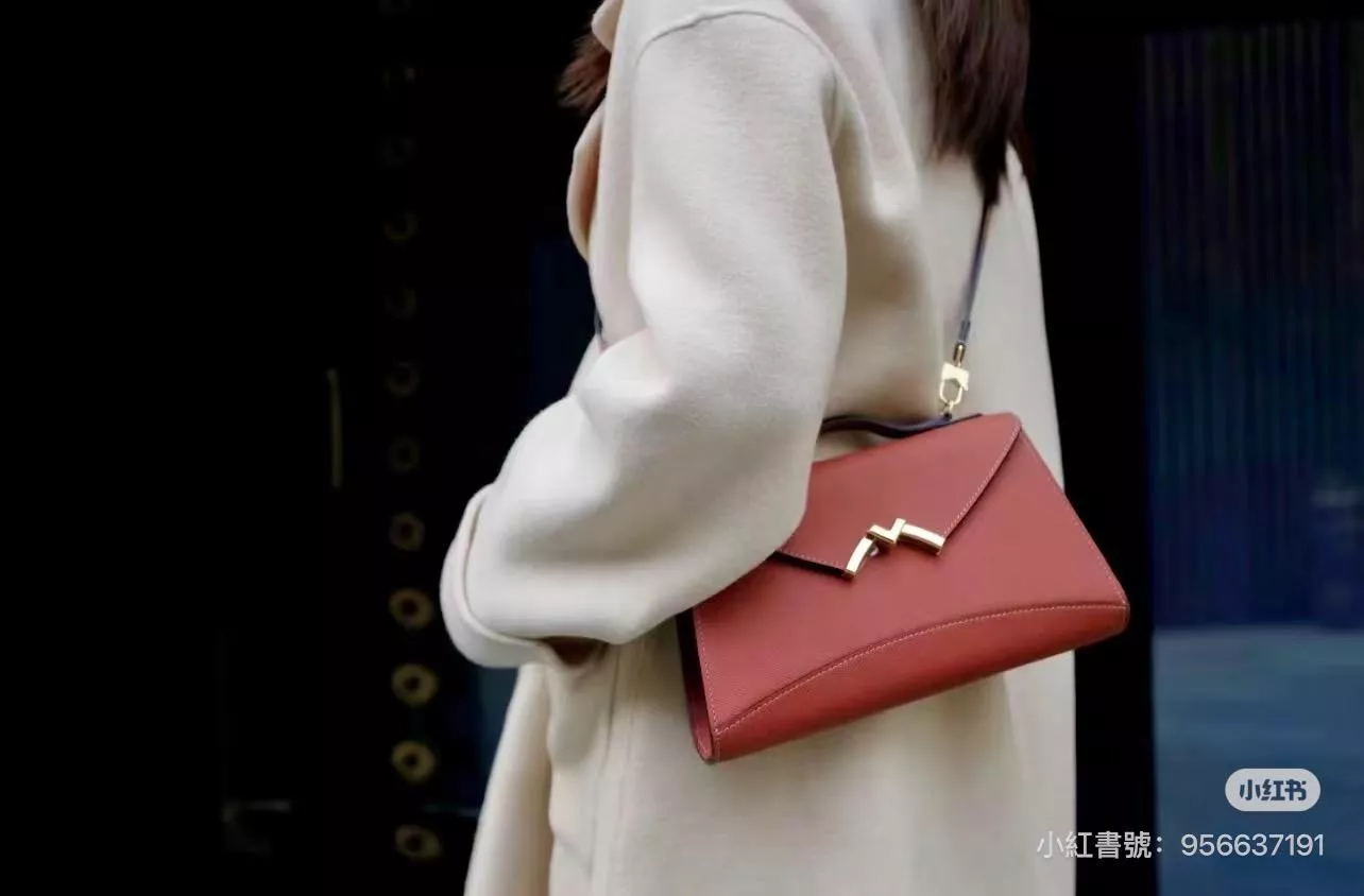 MOYNAT 酒紅色/金釦 Gabrielle Clutch 一代｜M 旋轉扣｜掌紋小牛皮（附全套包裝）