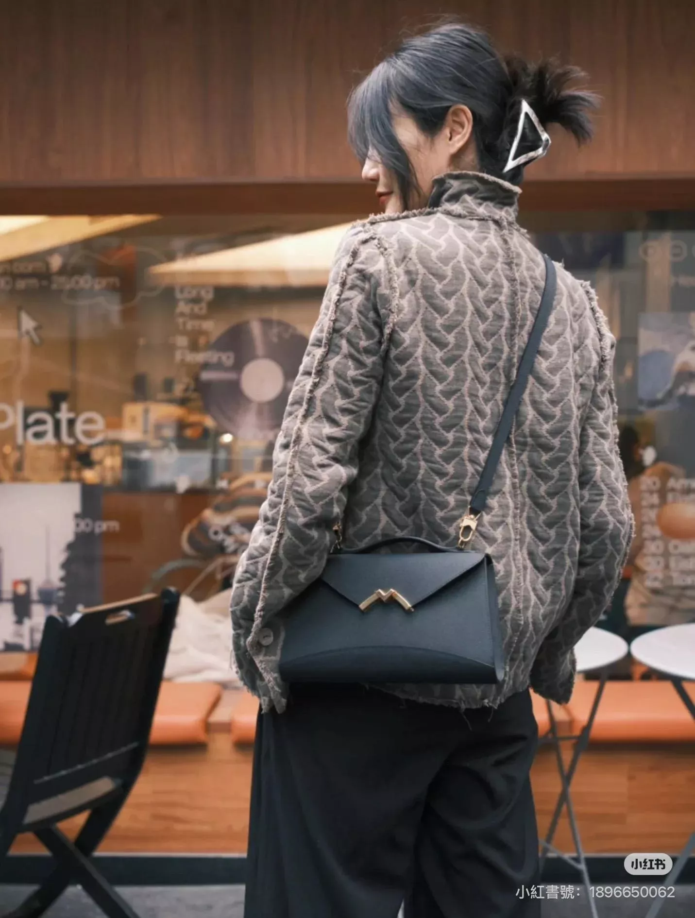 Gabrielle Clutch｜黑色金扣 Carat 掌紋牛皮・旋轉 M 扣・26cm（手工縫製｜純銅五金）