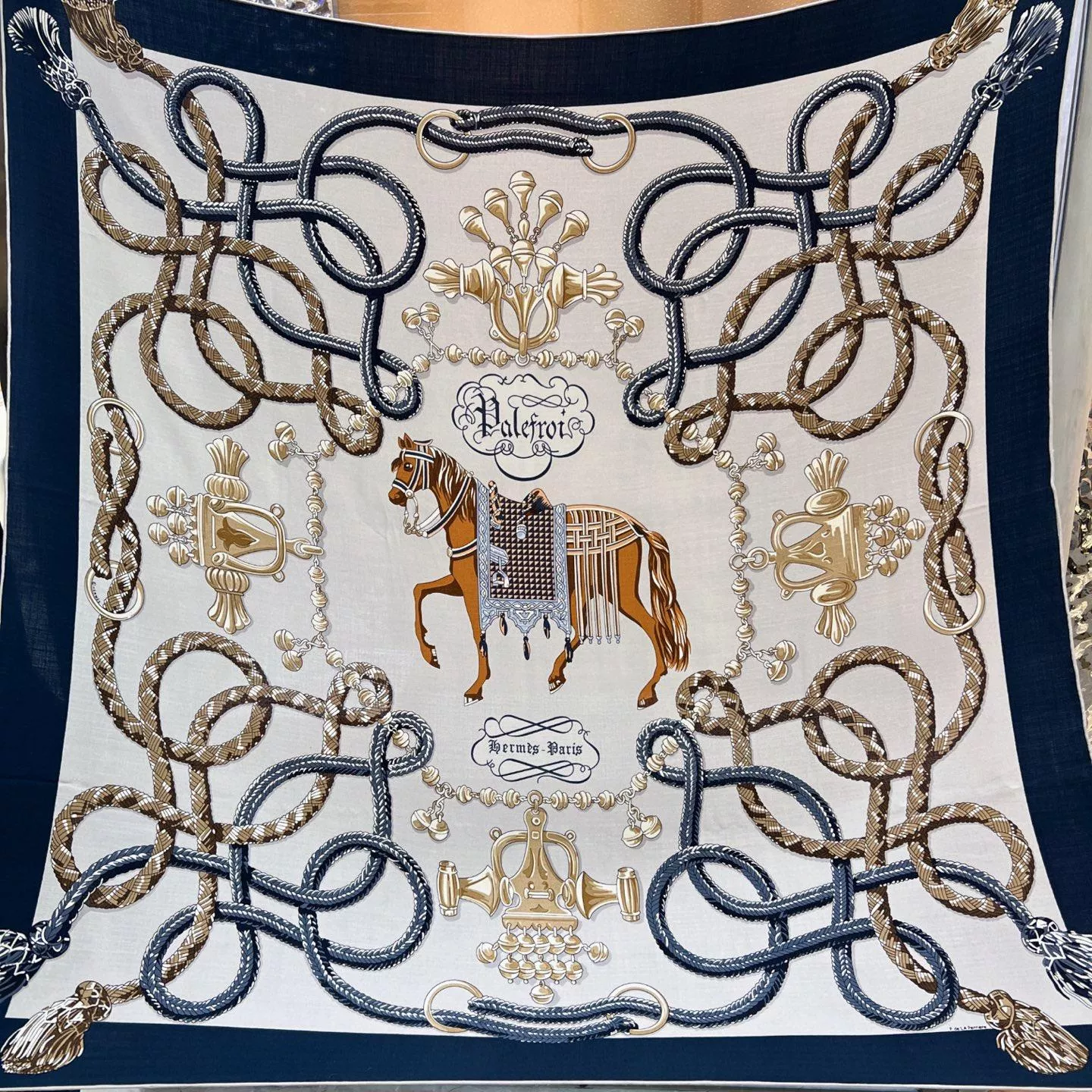 𝐇𝐞𝐫𝐦𝐞𝐬 《鞍馬 Équipage》灰藍大方巾｜136×135cm 羊絨真絲｜秋冬氣質款