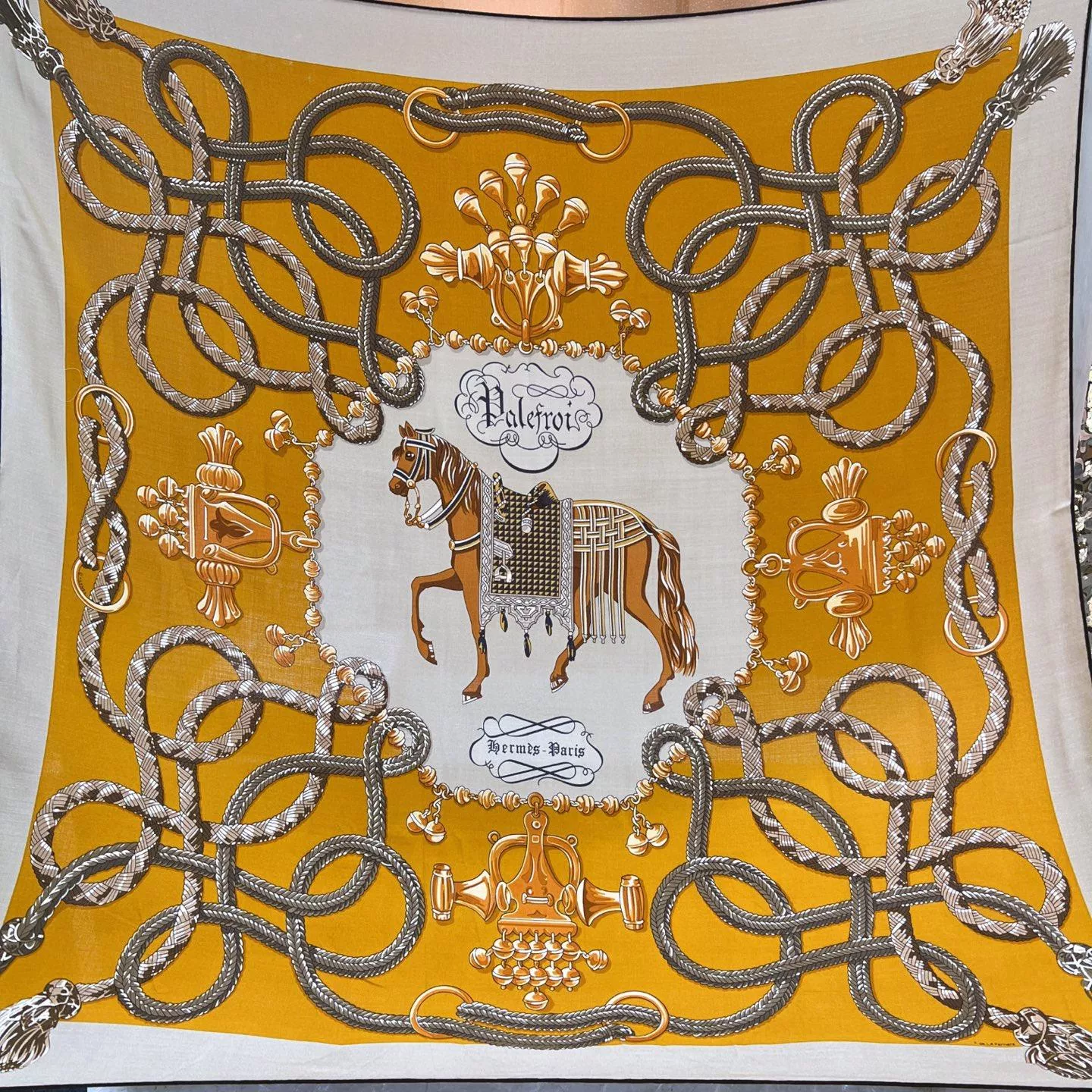 𝐇𝐞𝐫𝐦𝐞𝐬 《鞍馬 Équipage》杏黃色大方巾 圍巾 披肩｜136×135cm 羊絨真絲｜秋冬氣質款