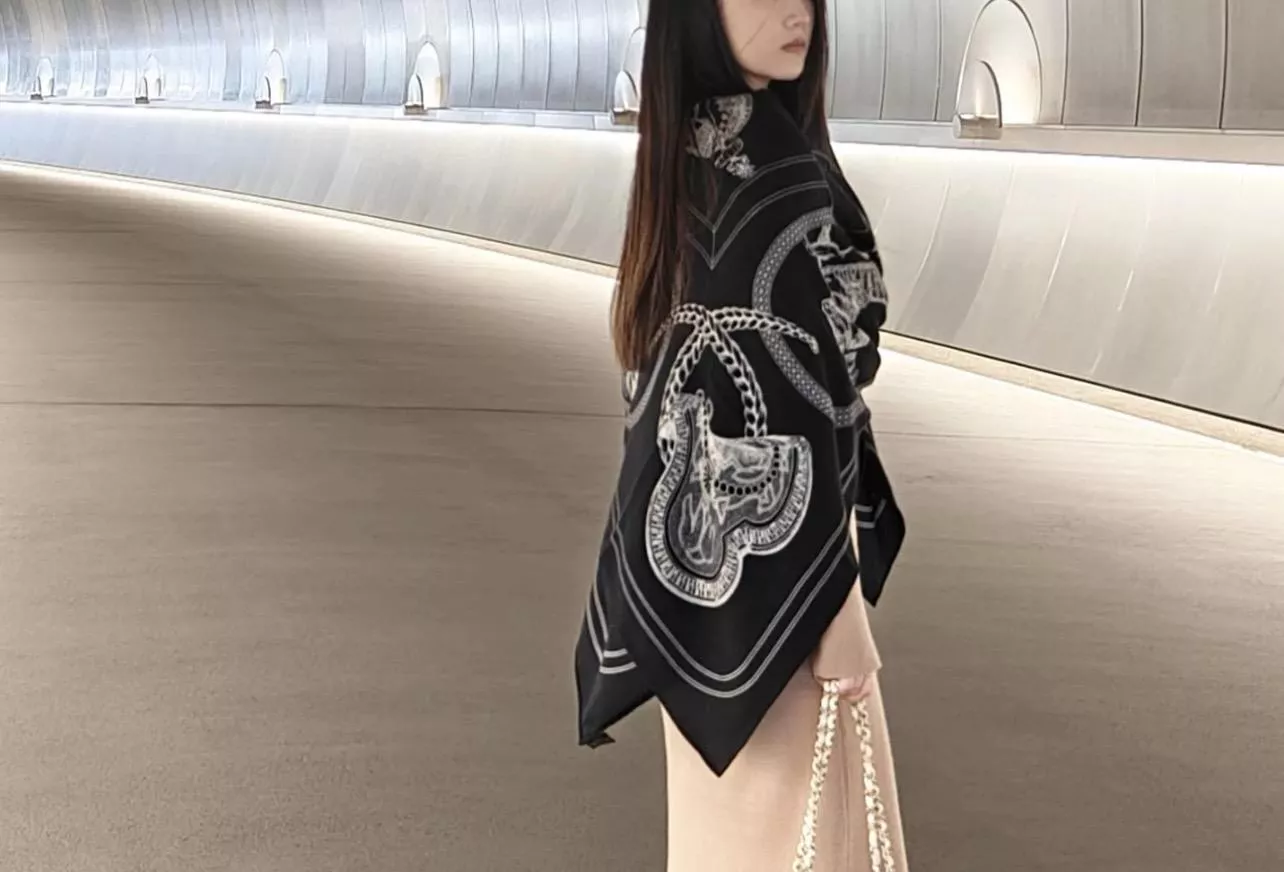 《盛宴》單色絲絨披肩｜140×140cm 羊絨桑蠶絲｜典藏級大披肩