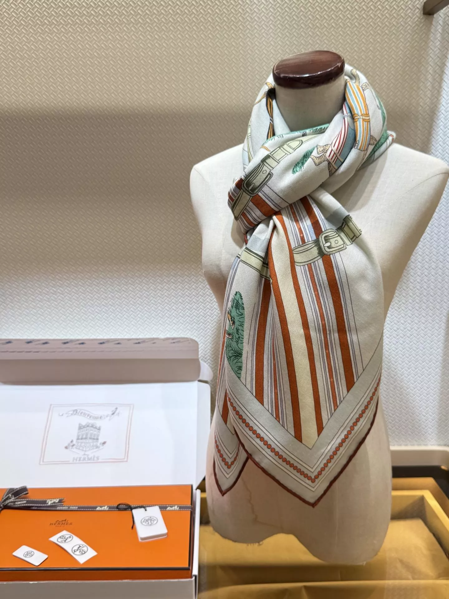 𝐬《頭巾紋樣駿馬的披掛》灰綠大方巾｜136×137cm 羊絨真絲｜經典馬術圖騰