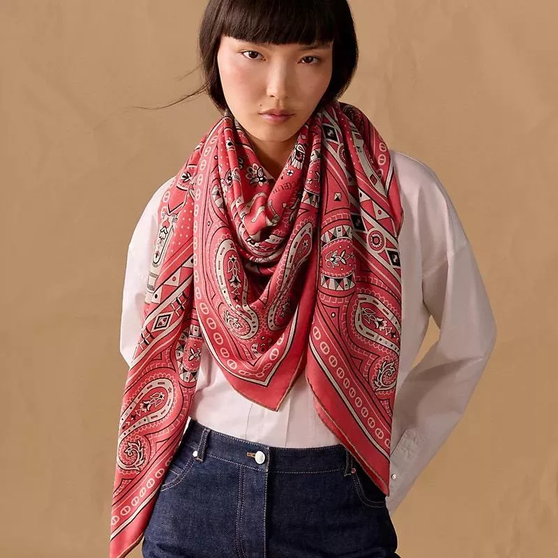 《愛心駿馬》玫瑰紅大方巾｜136×135cm 羊絨真絲｜25新款馬術圖騰