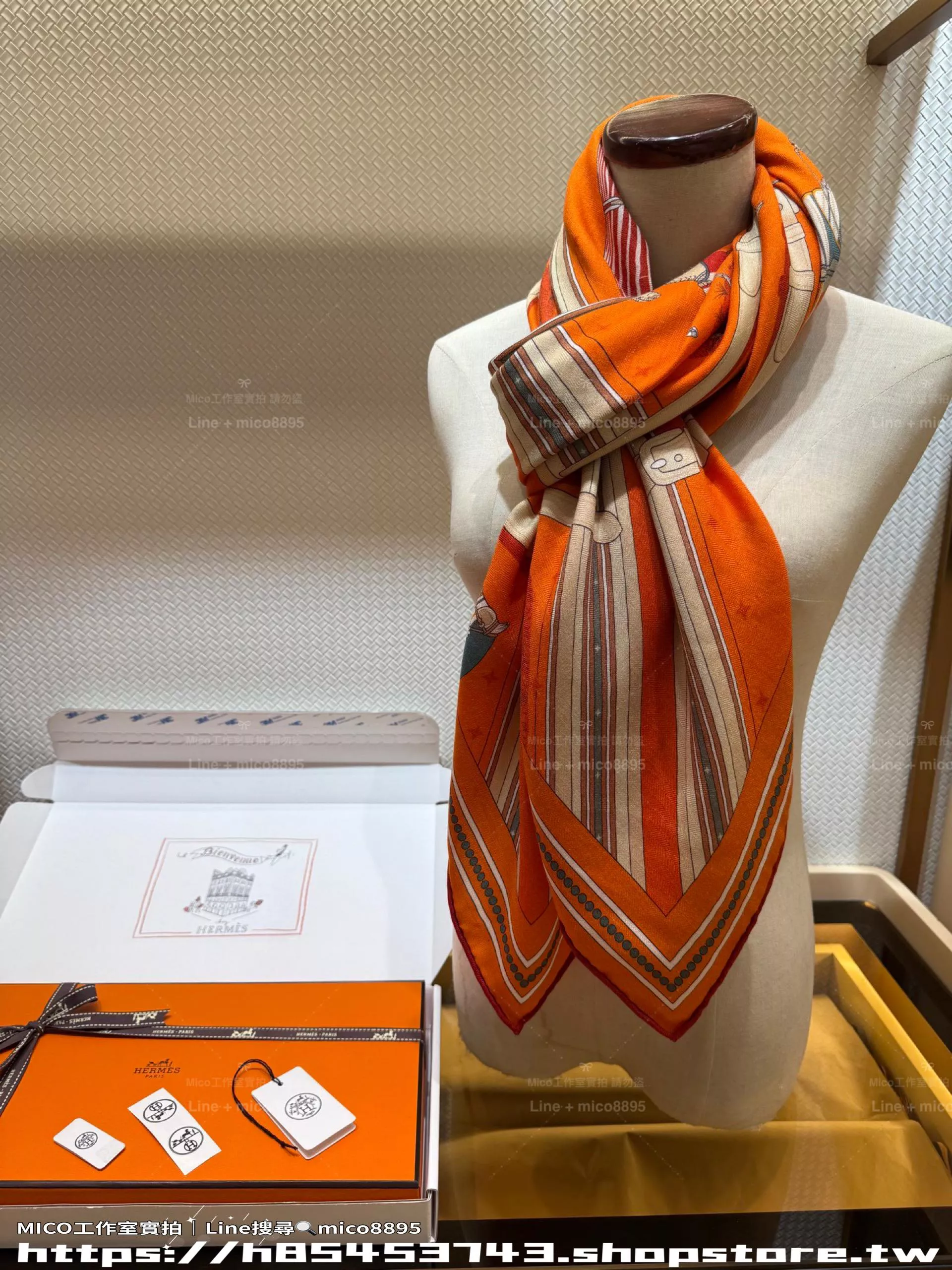 《頭巾紋樣駿馬的披掛》橙色大方巾｜136×137cm 羊絨真絲｜經典馬術圖騰