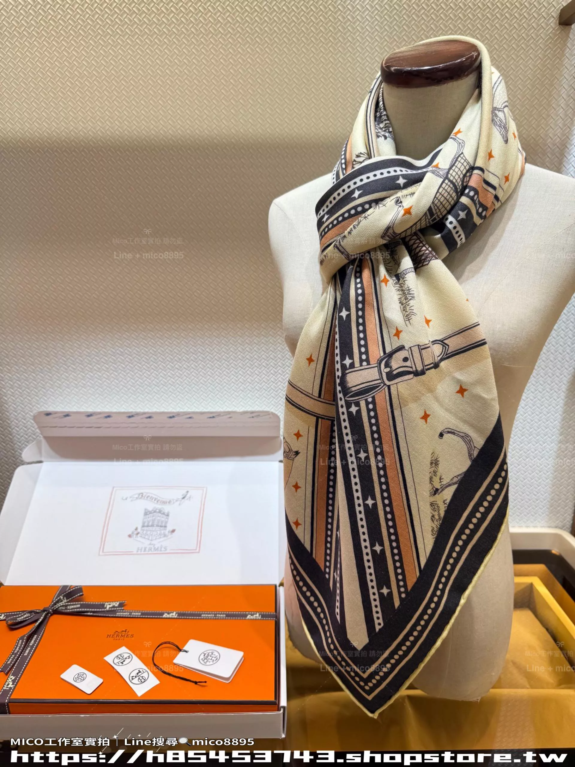 𝐬《頭巾紋樣駿馬的披掛》米色x藍邊 大方巾｜136×137cm 羊絨真絲｜經典馬術圖騰