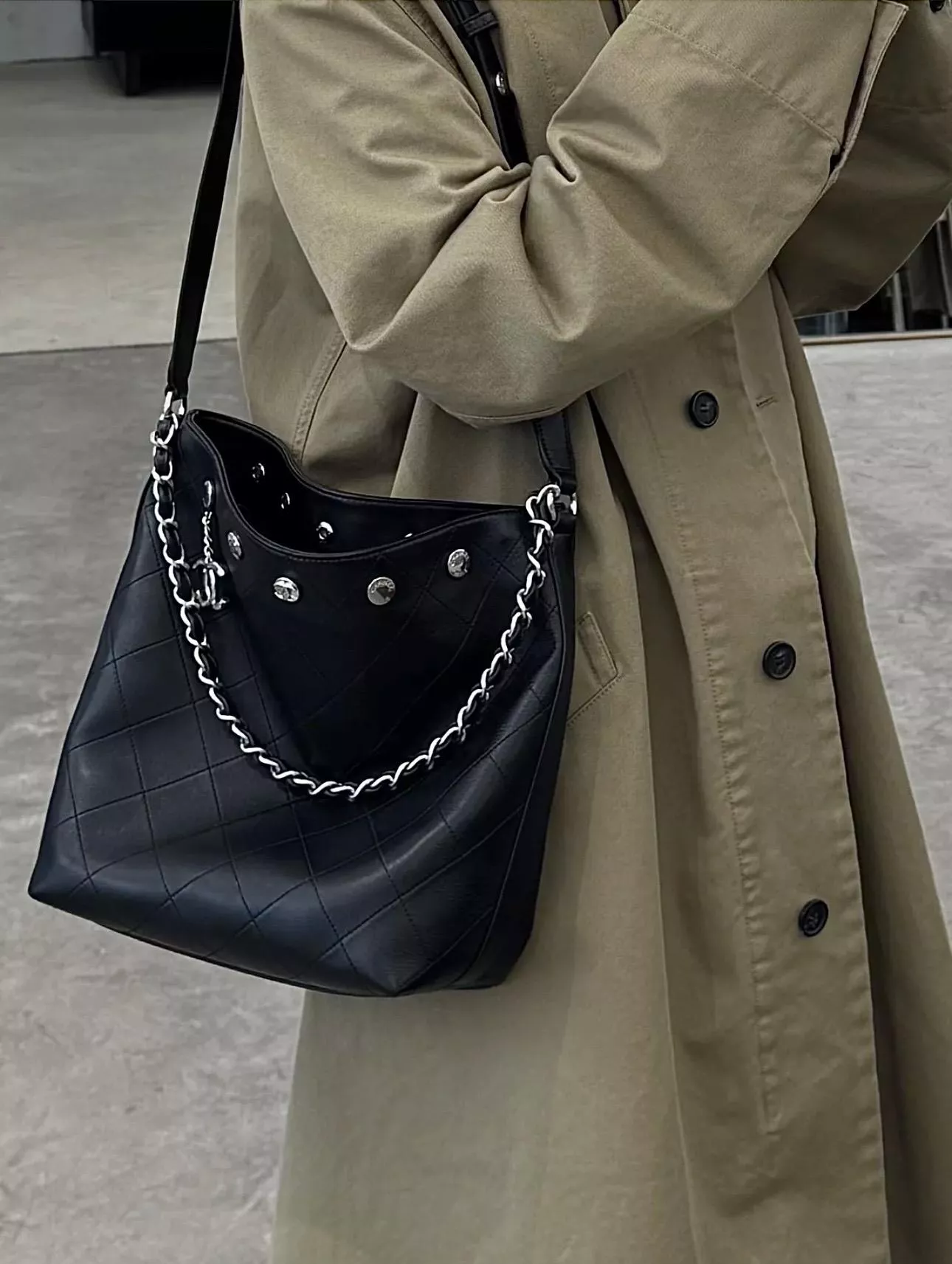 25P 黑銀鉚釘水桶包｜Bodin Joyeux 抛光小羊皮｜28×31×15cm（春夏預告系列）