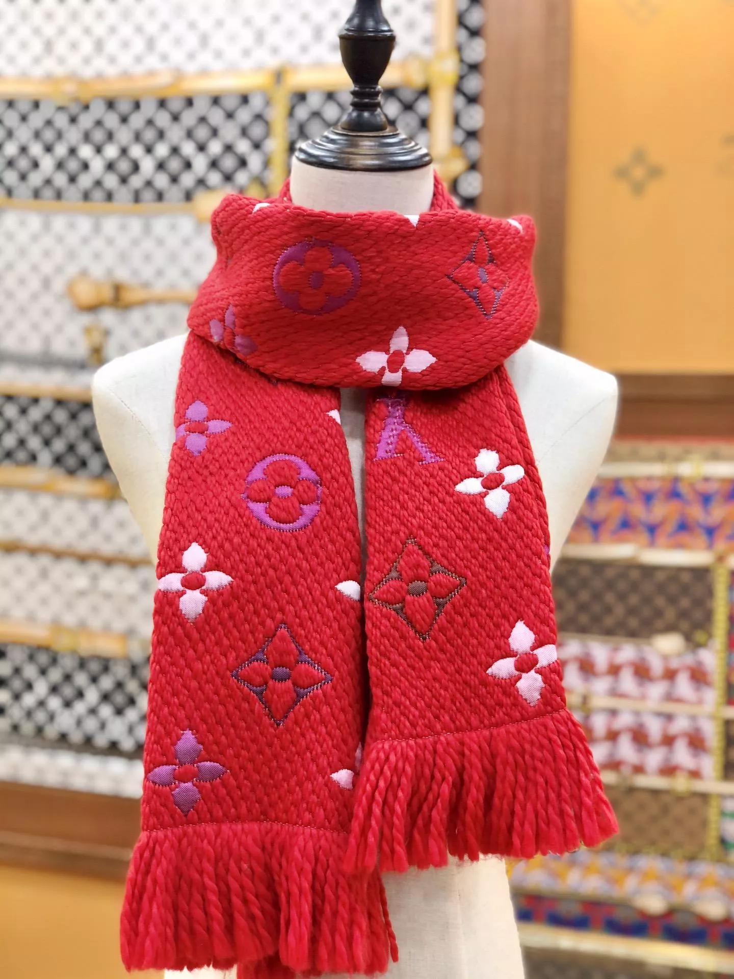 彩花x紅 Monogram 刺繡圍巾｜175×30cm｜手工流蘇款