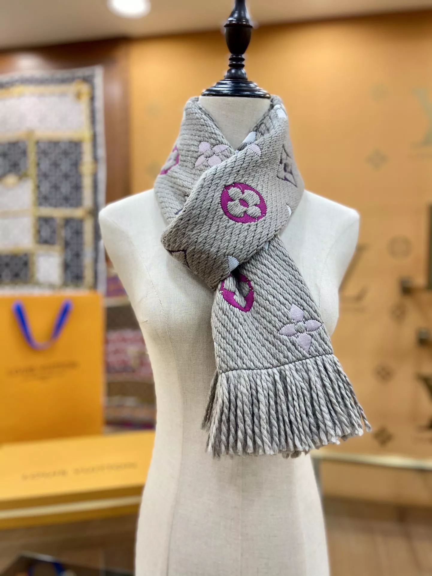 彩花x灰色  Monogram 刺繡圍巾｜175×30cm｜手工流蘇款