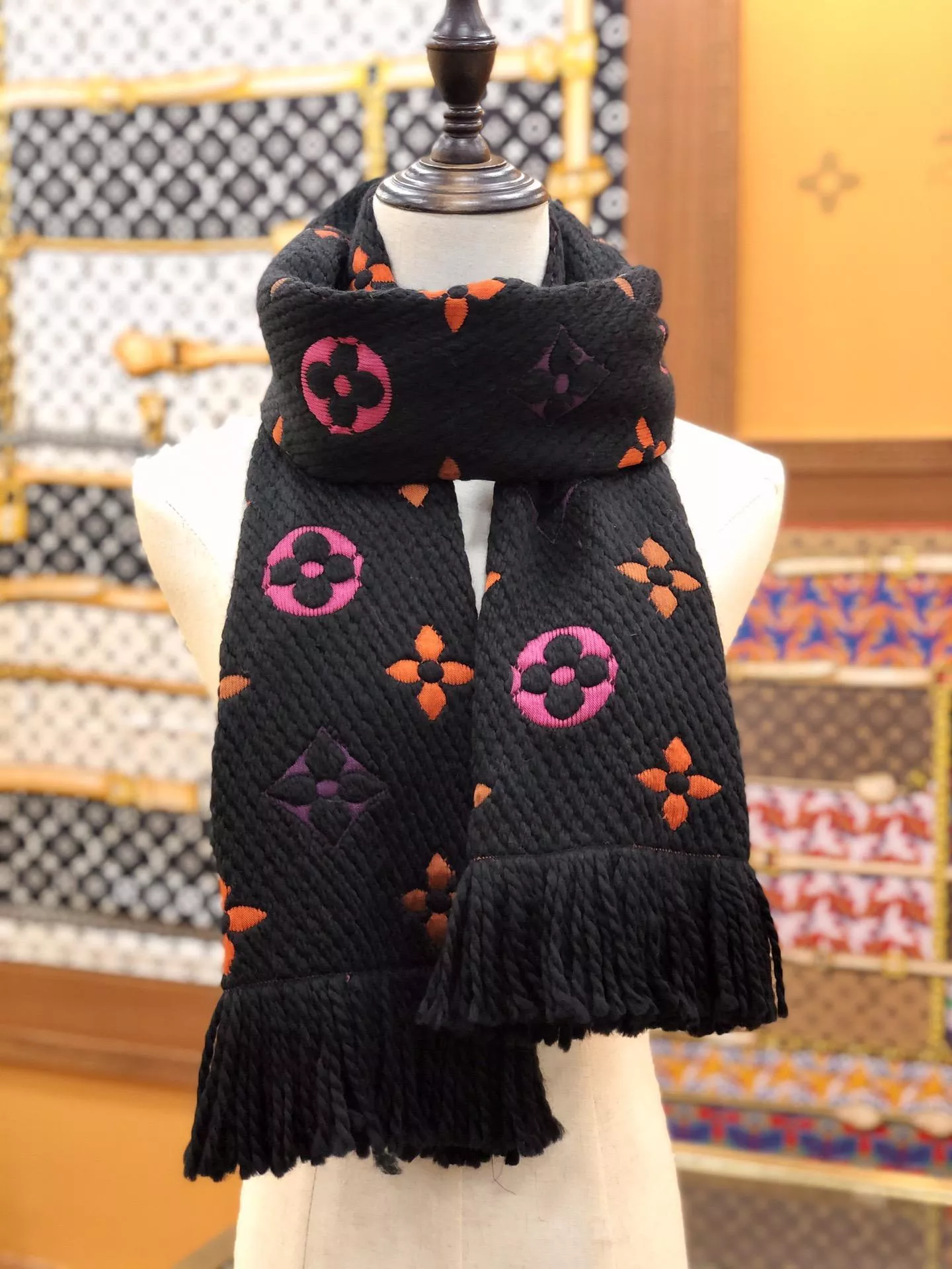 彩花x黑色  Monogram 刺繡圍巾｜175×30cm｜手工流蘇款