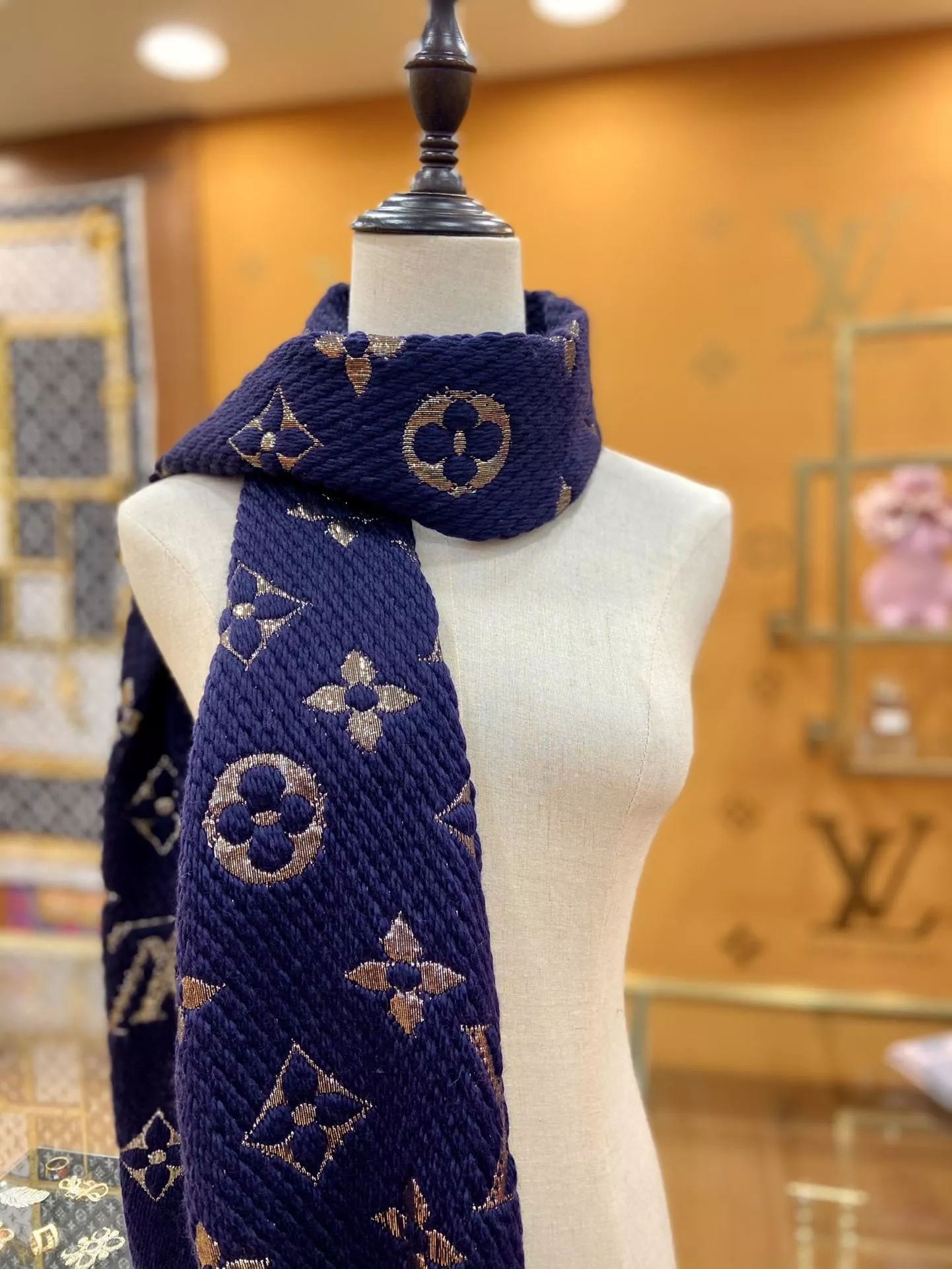 LV 金線x藍色 Monogram 刺繡圍巾｜175×30cm｜手工流蘇款