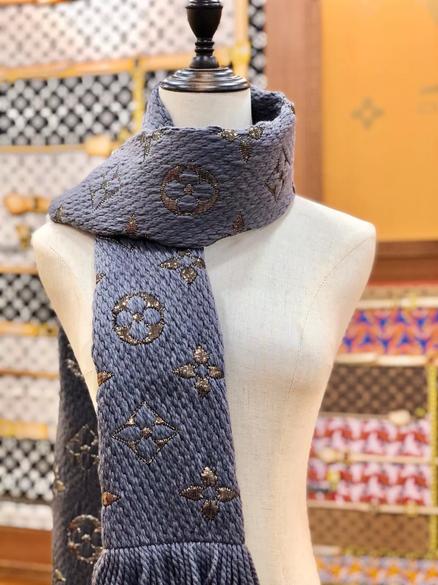 LV 金線x深灰色 Monogram 刺繡圍巾｜175×30cm｜手工流蘇款