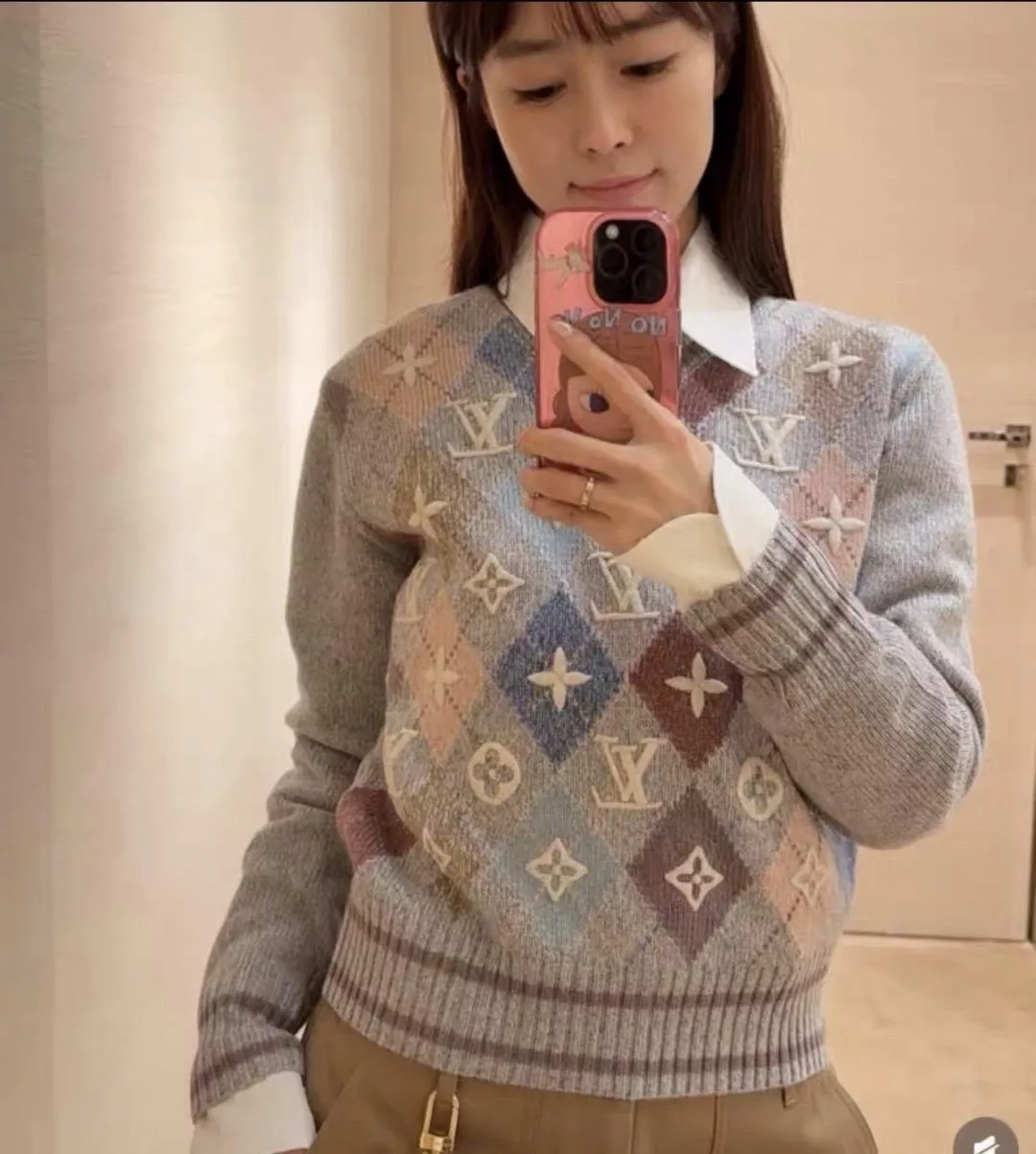 LV 彩色菱格立體刺繡羊絨毛衣｜柔軟V領針織上衣｜S / M / L