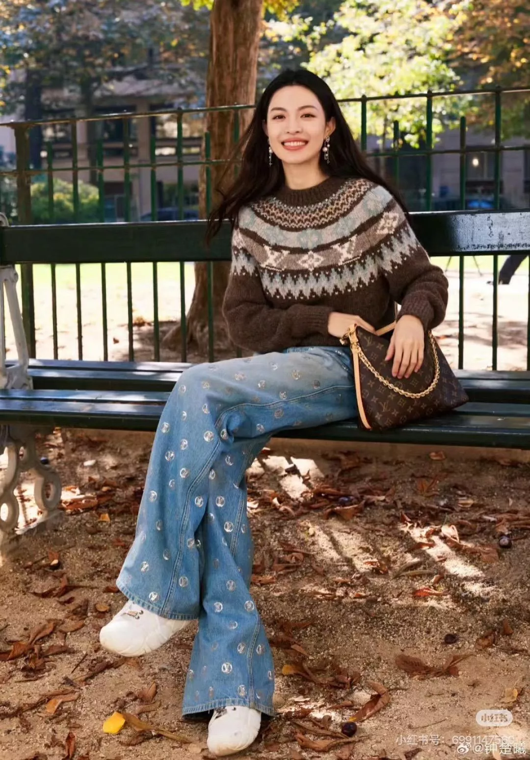 LV 亮片點綴低腰牛仔褲｜微喇叭版型｜定位珠片丹寧｜質感女裝牛仔｜34/36/38/40