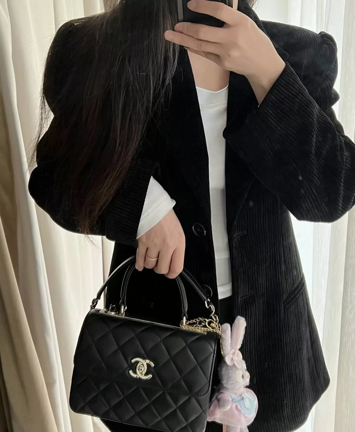 24C Trendy CC Mini｜黑色小羊皮・經典翻蓋金屬手柄設計 20cm