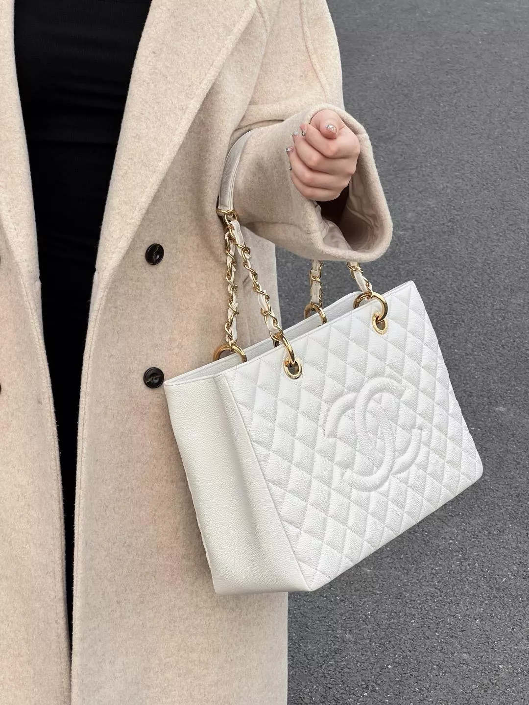 經典 GST 購物袋｜白色/金扣 Grand Shopping Tote・經典入門級大容量款