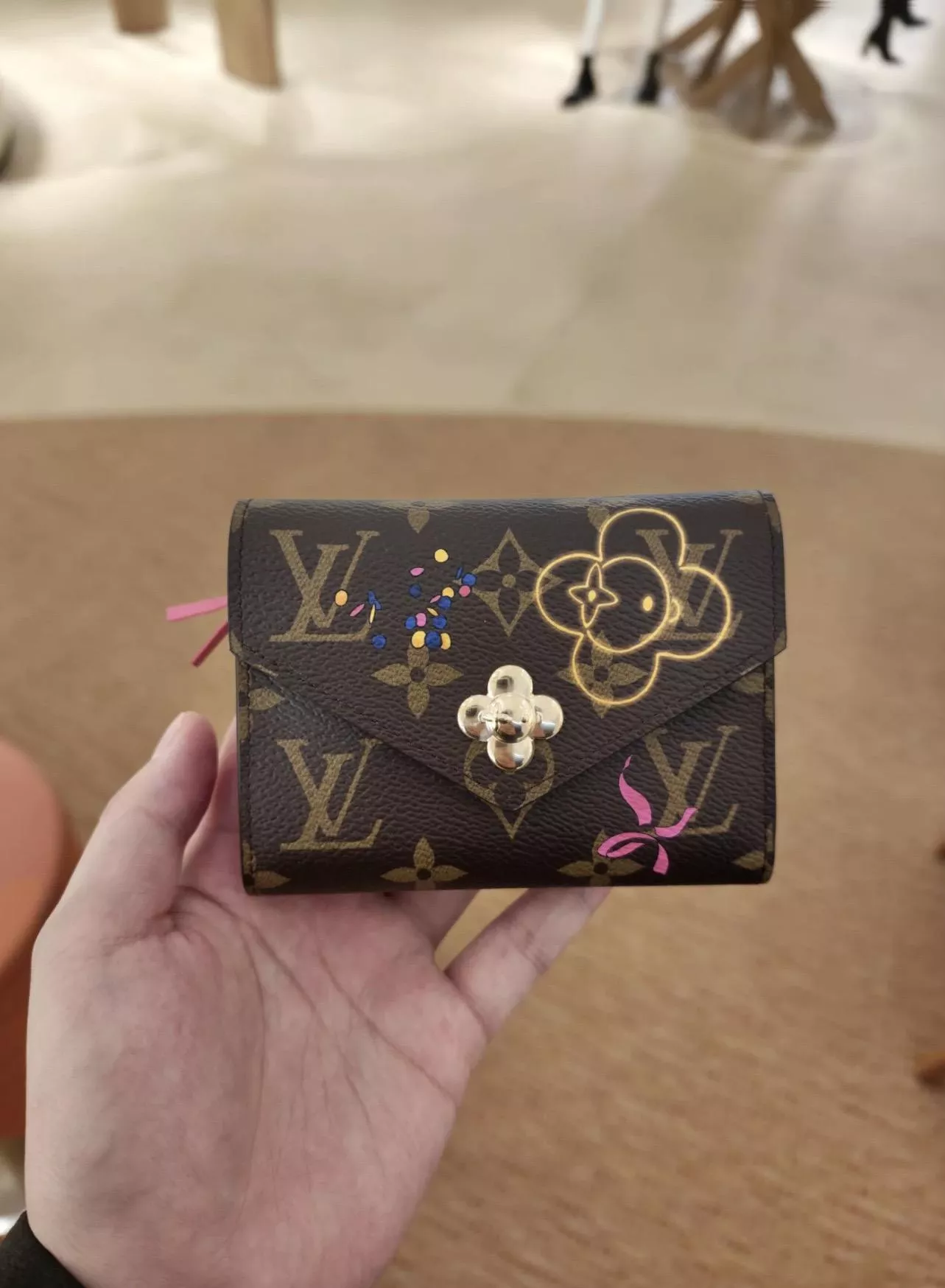 LV 2025 聖誕系列 M15337 Victorine 三折短夾｜Monogram 帆布