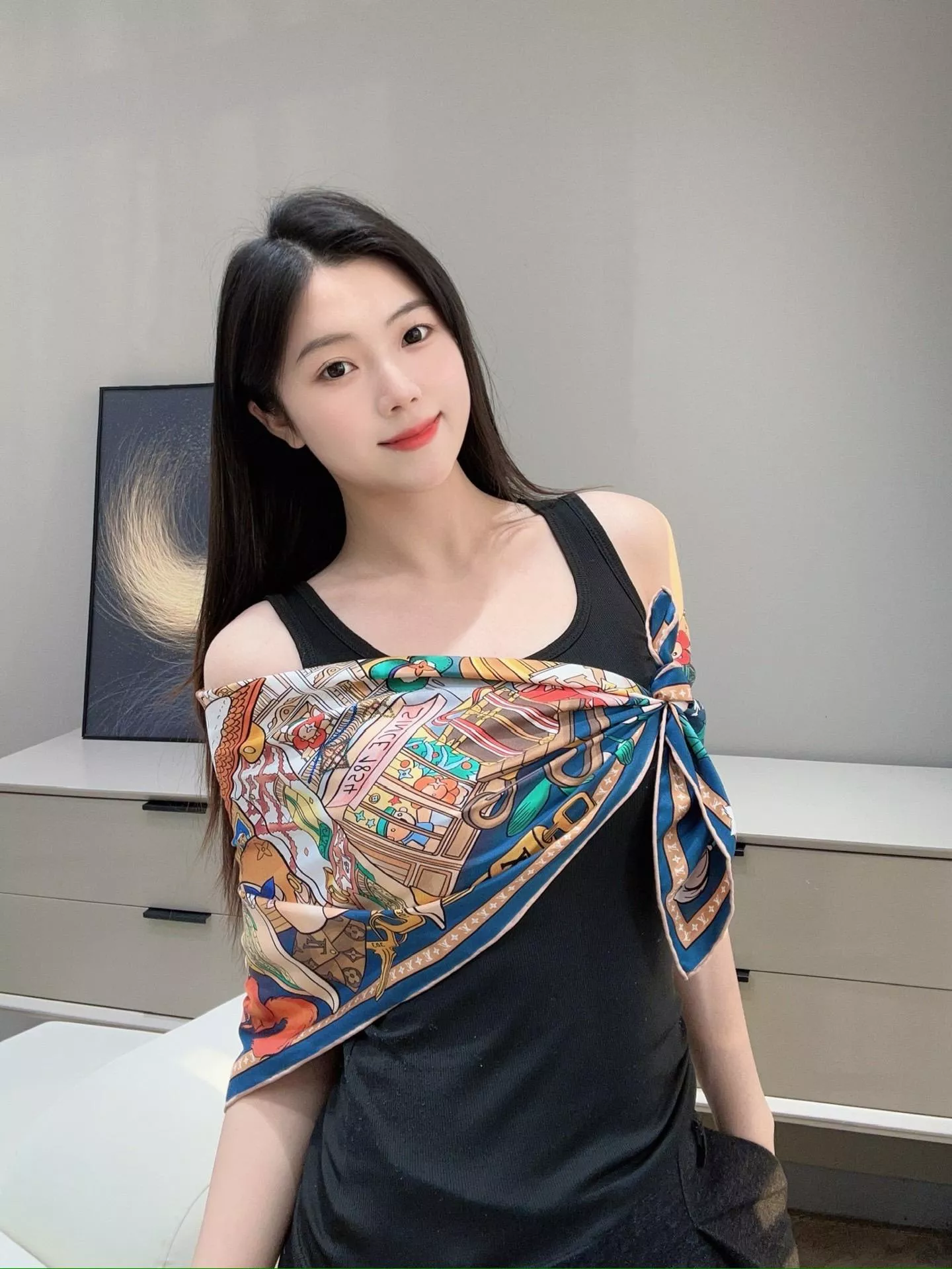 26New Vivienne 冬季慶典絲巾｜藍色限量款｜90×90cm 真絲方巾