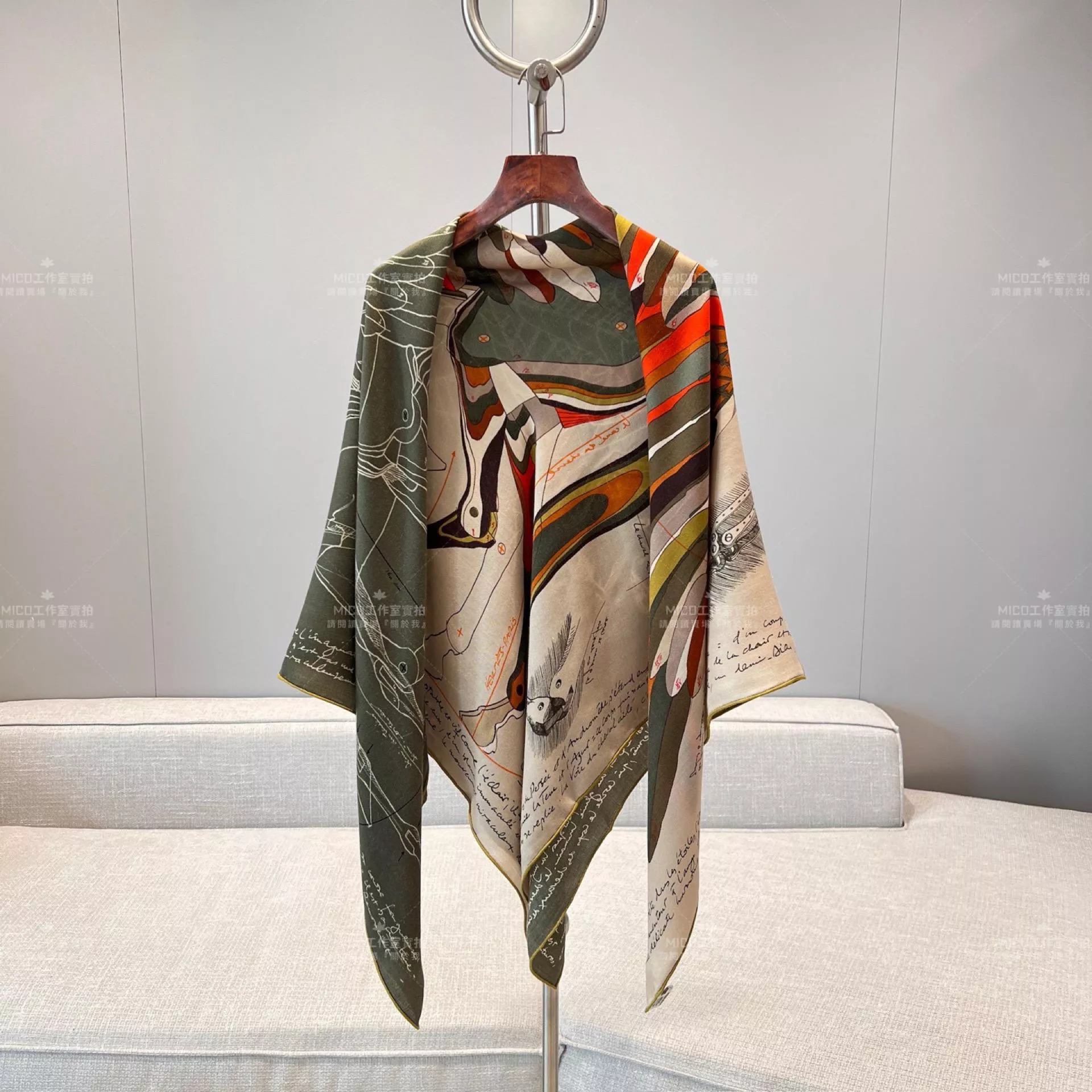 Hermès 絲絨披肩《珀伽索斯飛馬 Pegasus》綠拼米｜136x137cm｜羊絨絲混紡