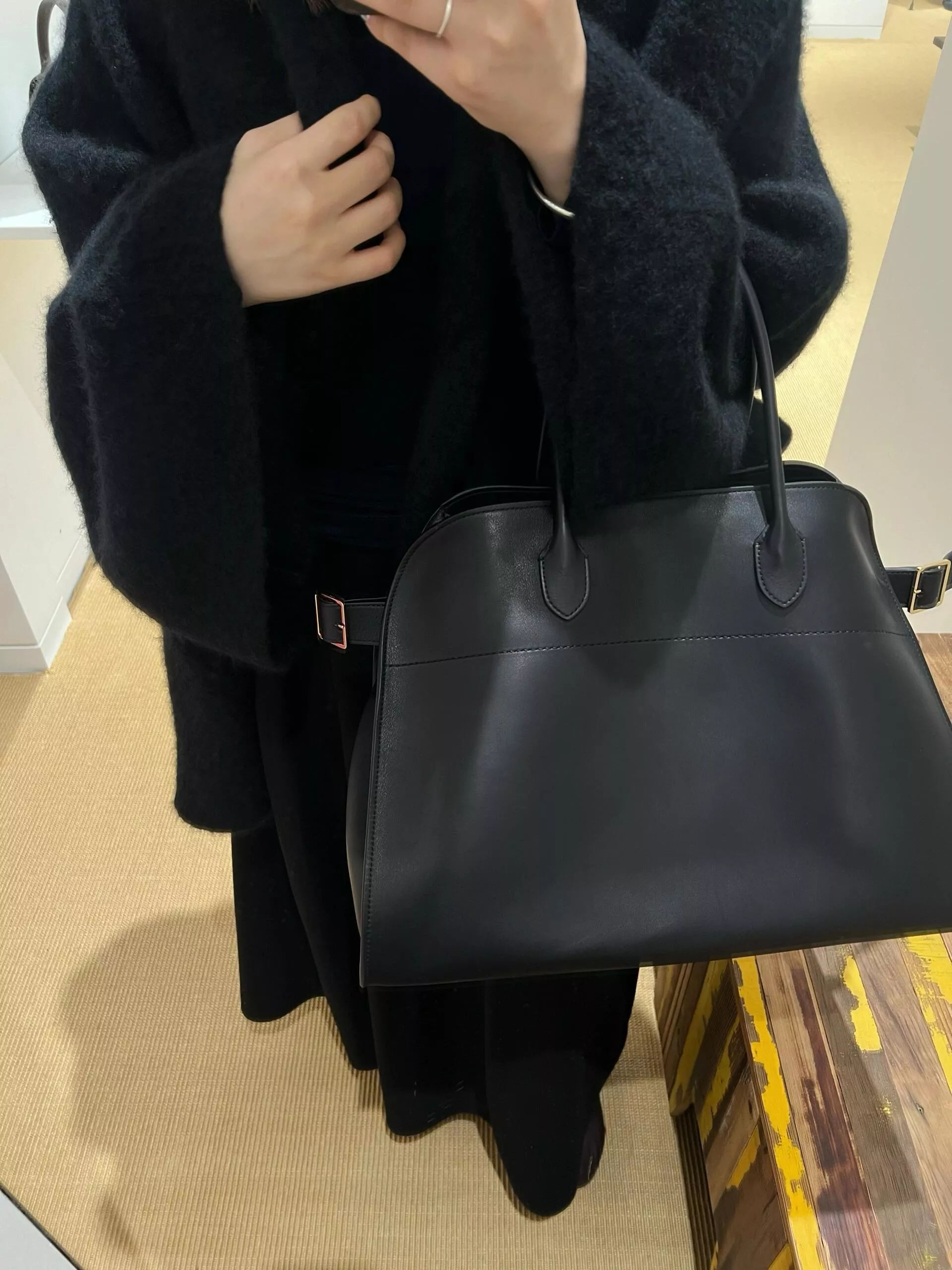 The Row Margaux 15 通勤大包 黑色平紋｜38×28×23cm｜