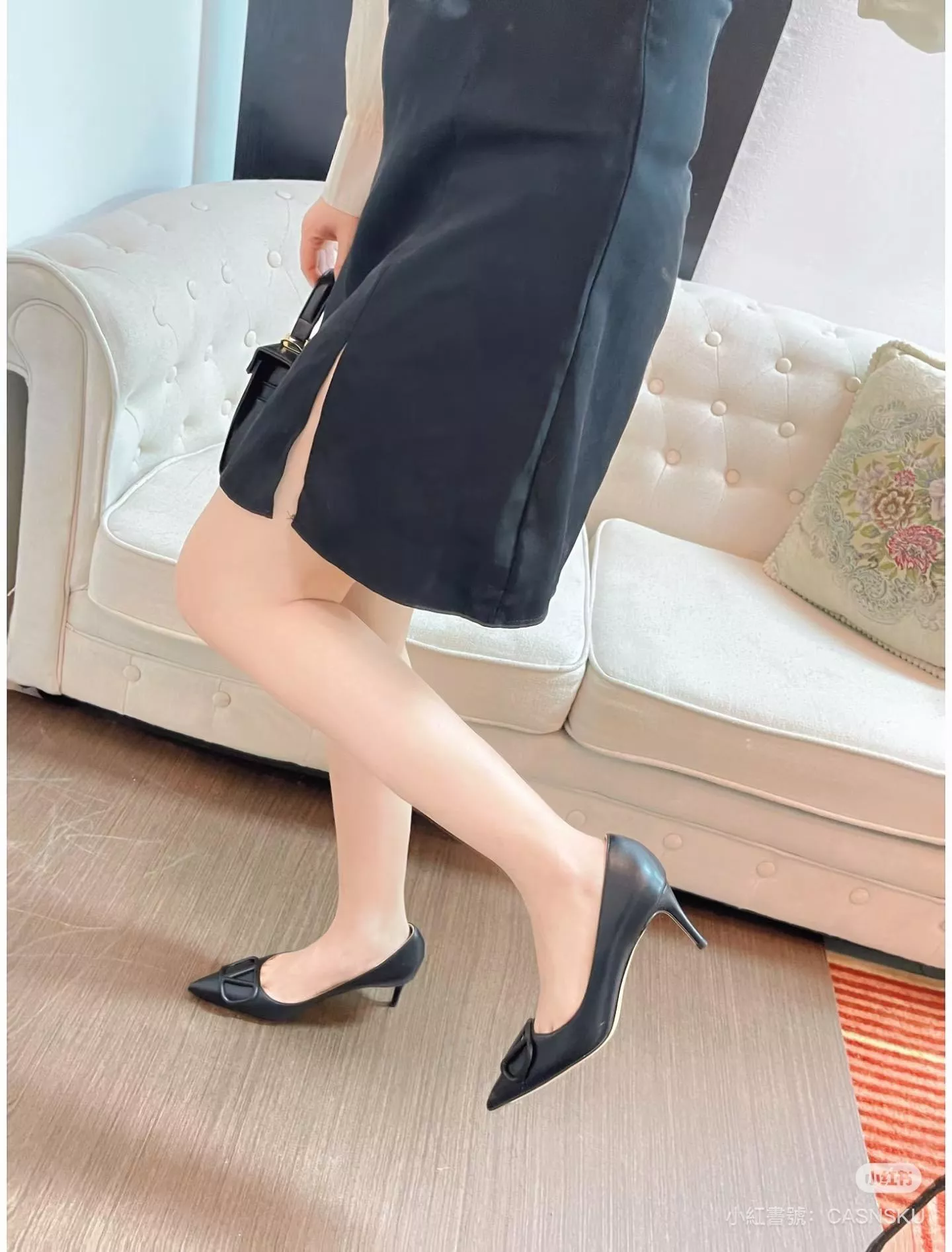 VALENTINO 黑色皮面 V釦極簡純色高跟單鞋｜兩種跟高 8cm／4.5cm