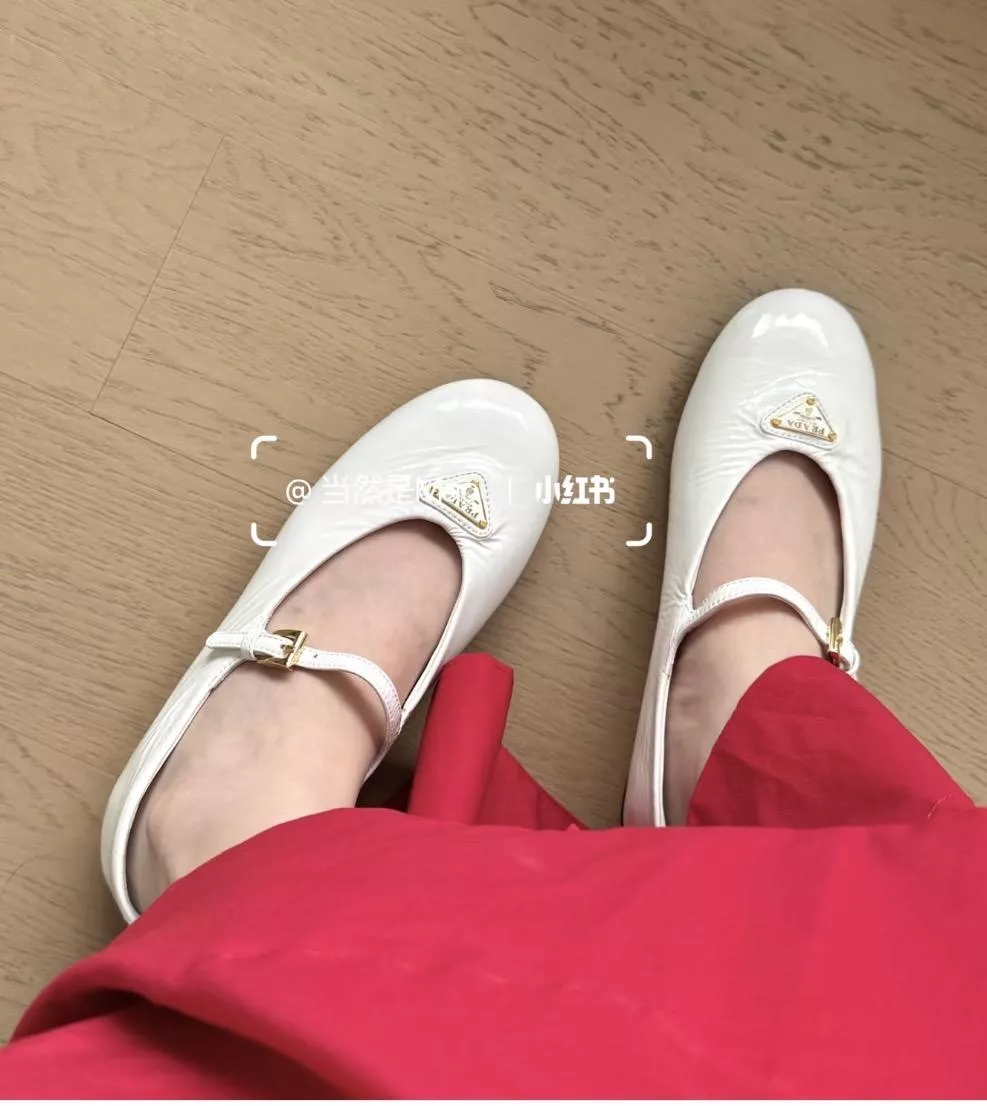 Prada 皺皮革 白色瑪莉珍芭蕾舞鞋｜一字帶平底鞋｜法式通勤女鞋｜35–40