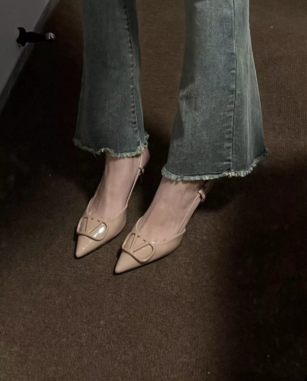 漆皮款/裸色 極簡V釦 尖頭繫帶低跟涼鞋｜約4.5cm