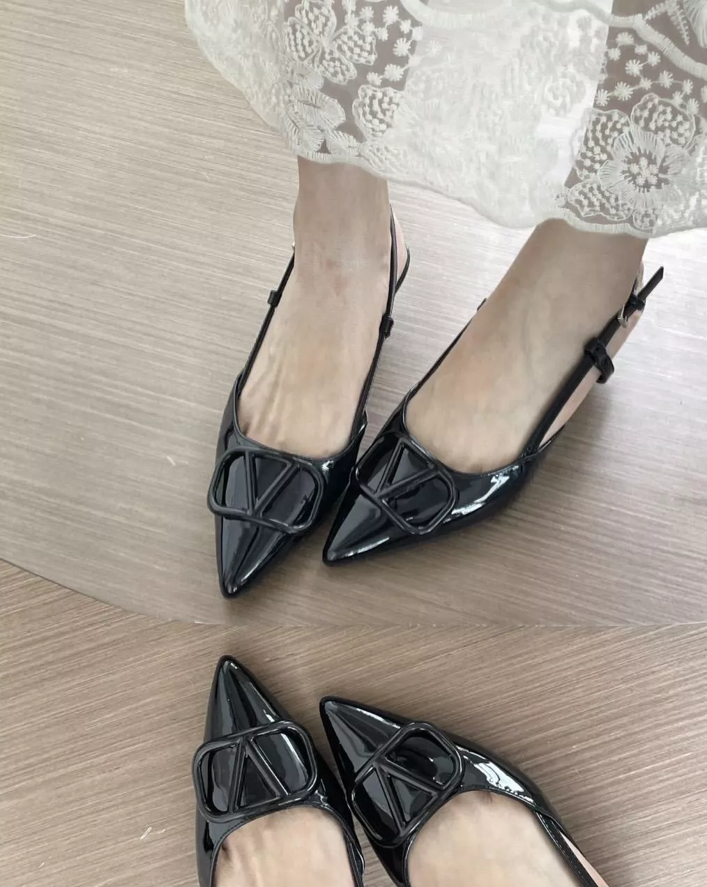 漆皮款/黑色 極簡V釦 尖頭繫帶低跟涼鞋｜約4.5cm