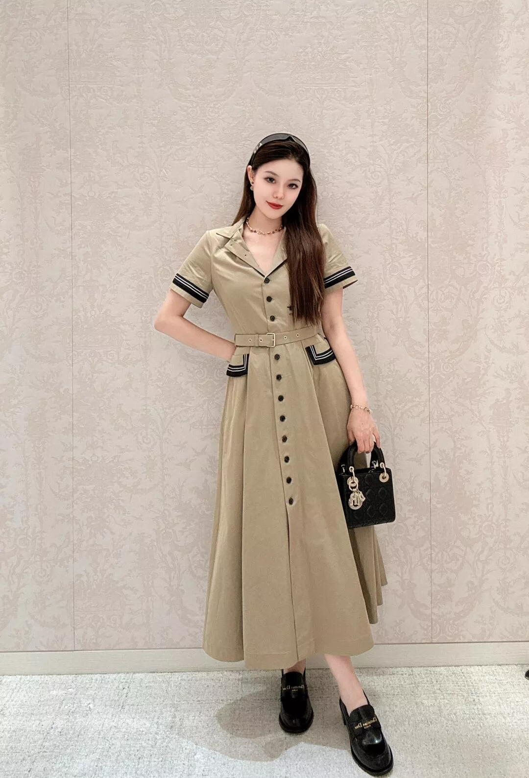 DIOR 26S Cruise 海軍風條紋邊飾束腰短袖連身裙｜立領設計｜卡其色｜36–42